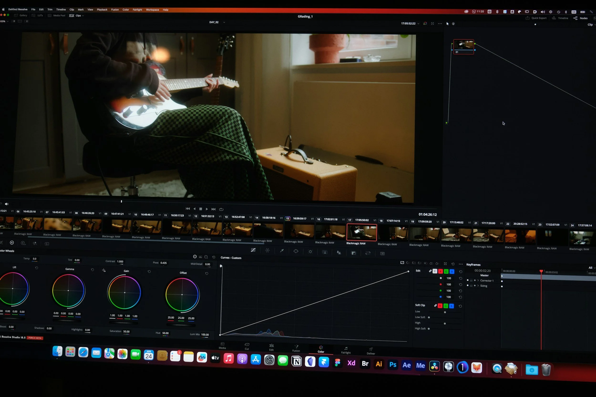 Screenshot eines Video-Editing-Programms auf einem Computerbildschirm, das einen Mann zeigt, der Gitarre spielt, während er auf einem Stuhl sitzt. Der Raum im Hintergrund ist hell, mit einem Fenster und einer Pflanze.