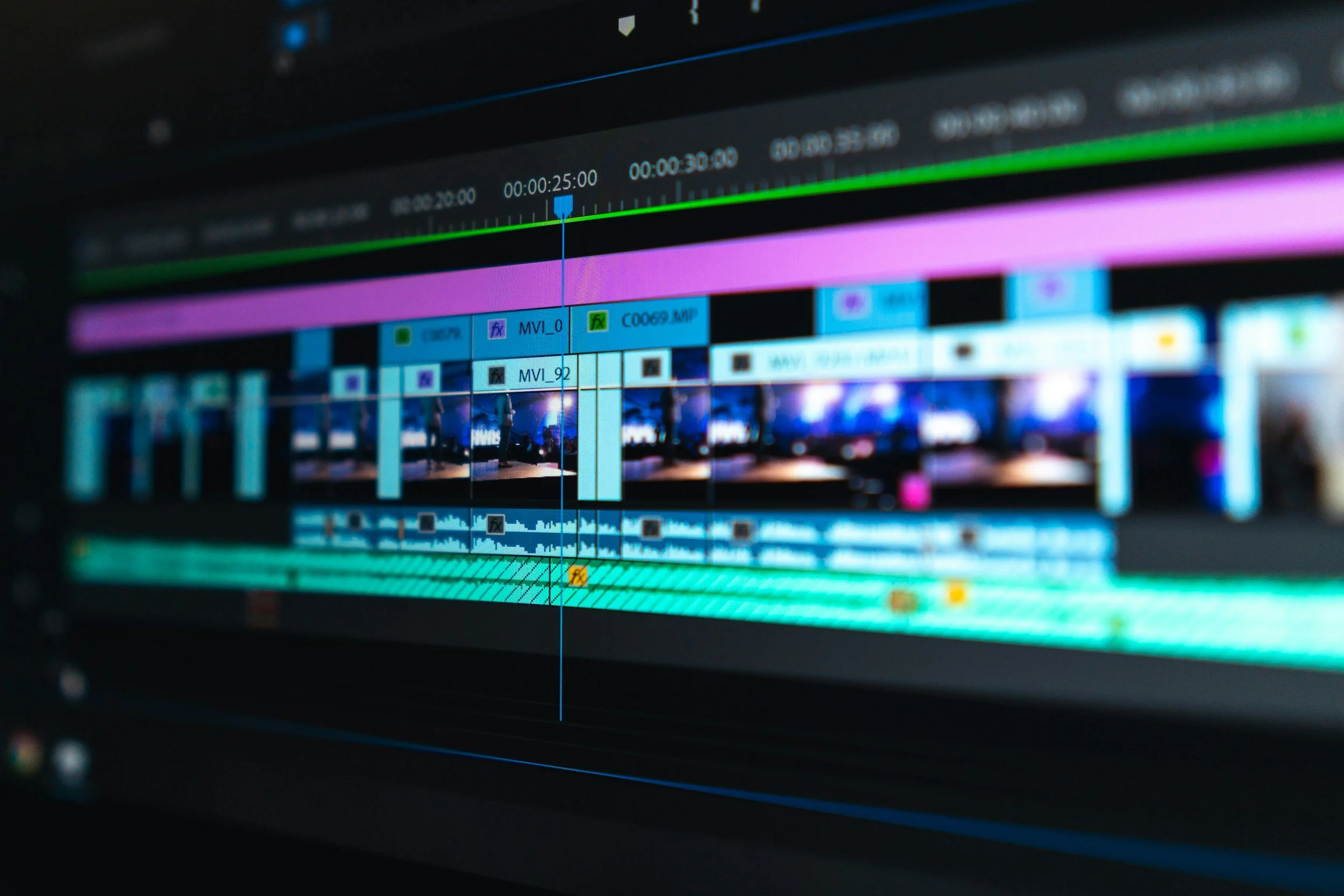 Nahaufnahme eines Computerbildschirms mit einem Schnittprogramm, das verschiedene Videospuren und Zeitleisten zeigt.