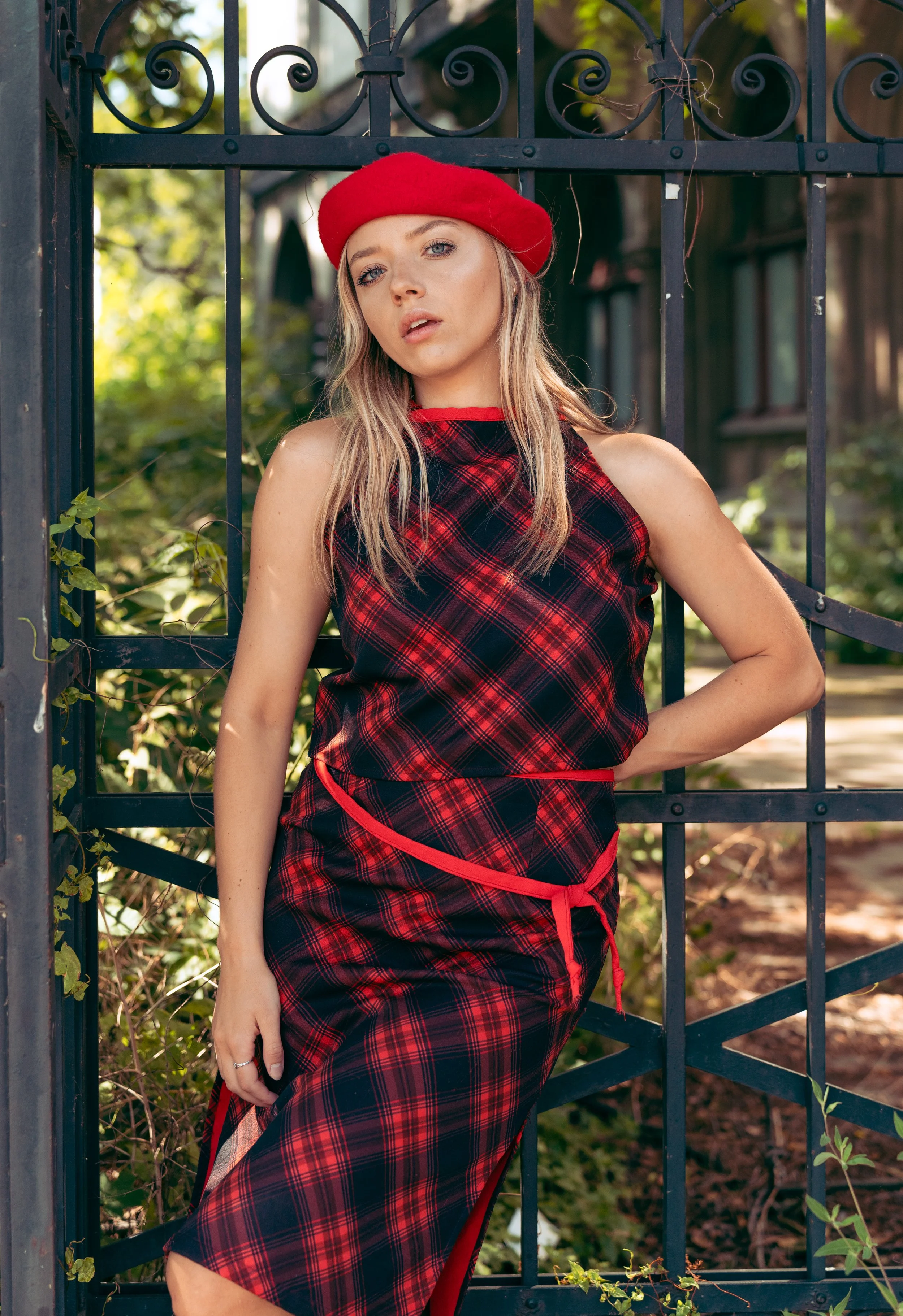 Portret modelki w czerwonym berecie i kraciastej sukience