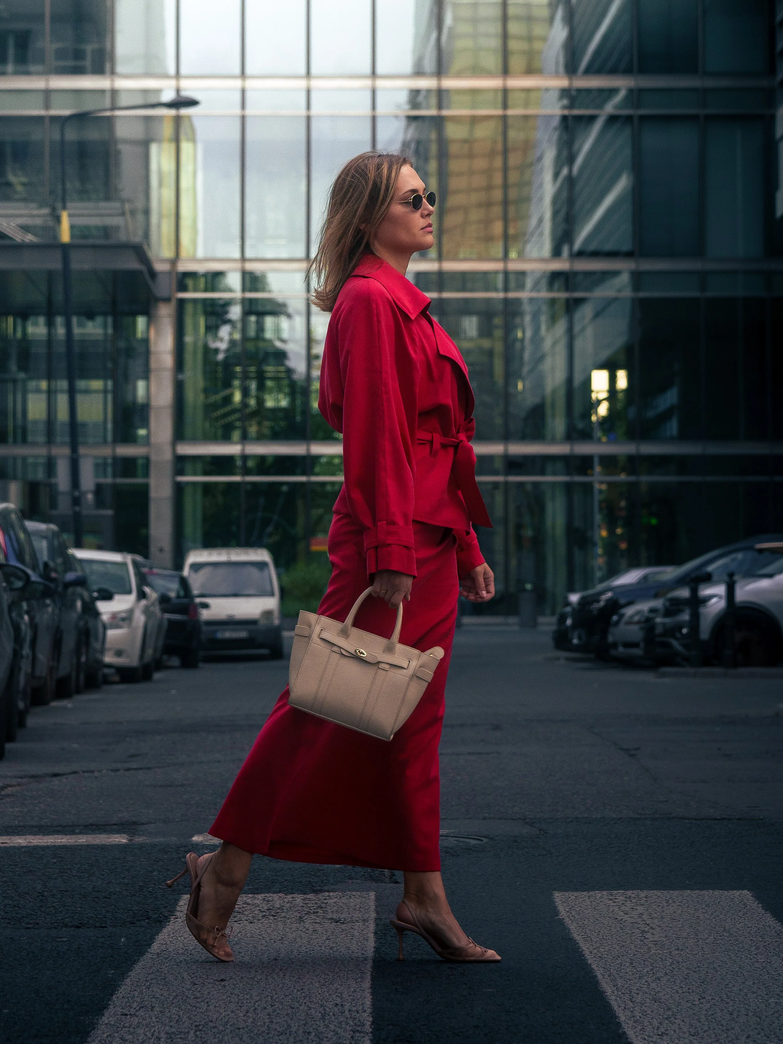 Modelka w czerwonej stylizacji na miejskiej ulicy