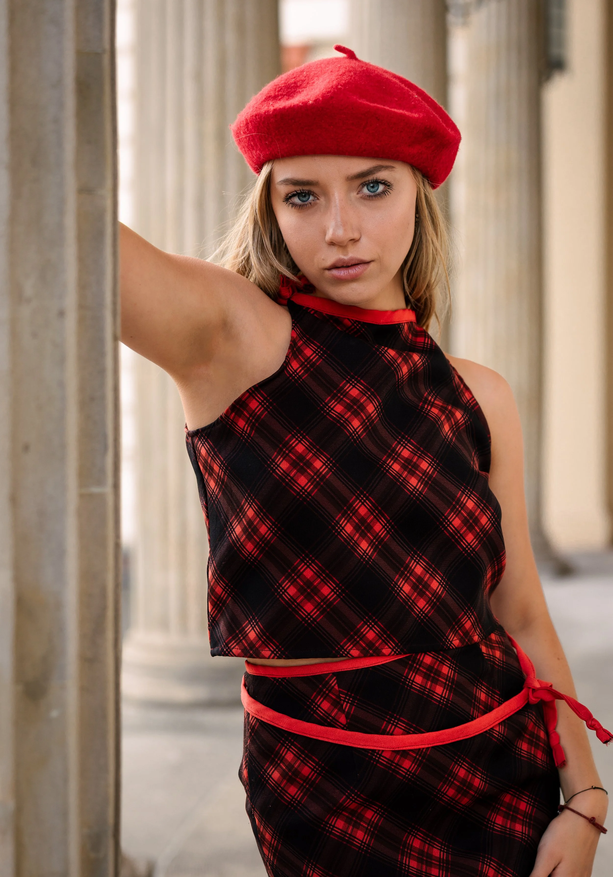 Portret modelki w czerwonym berecie