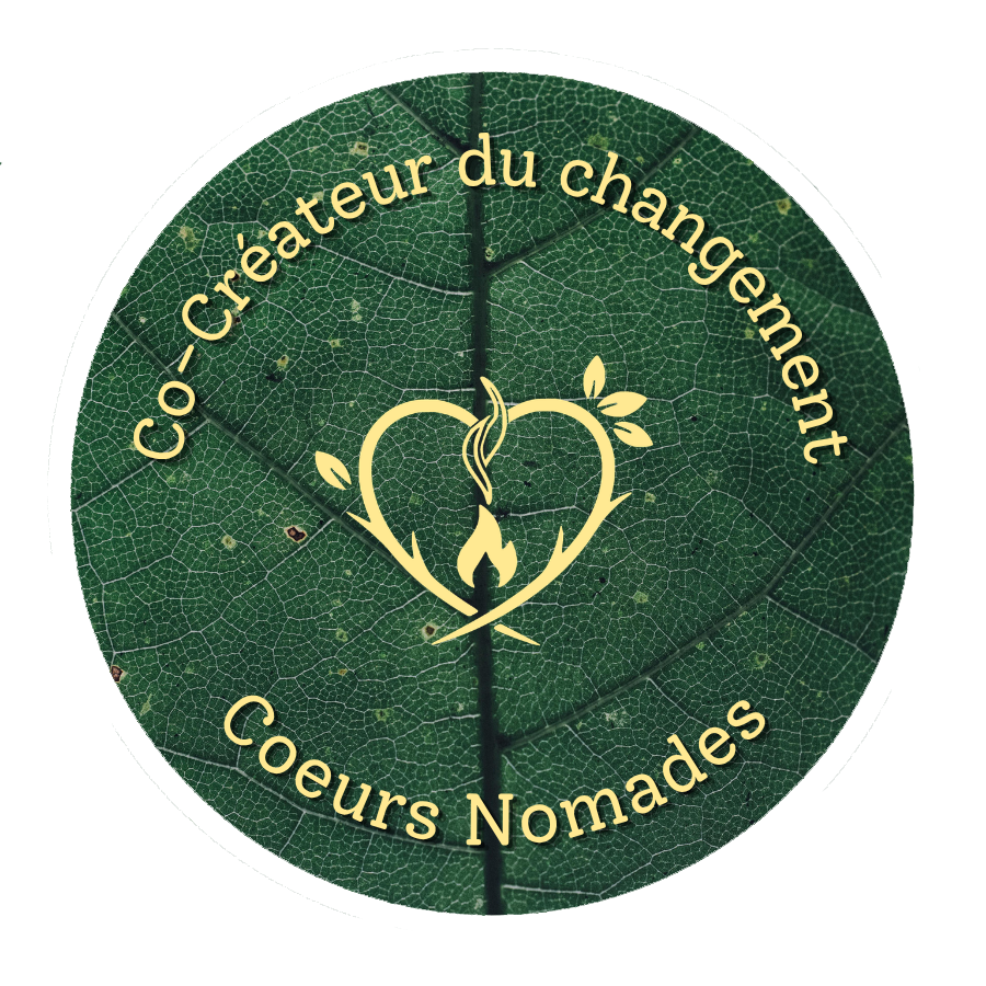 Logo avec un cœur stylisé fait de branches de bouleau. Il y a un feu au centre du coeur. L'image est un cercle, le fond est une vue rapprochée d'une feuille d'arbre avec le texte "Co-Createur du changement, Cœurs Nomades" sur l'arc du cercle