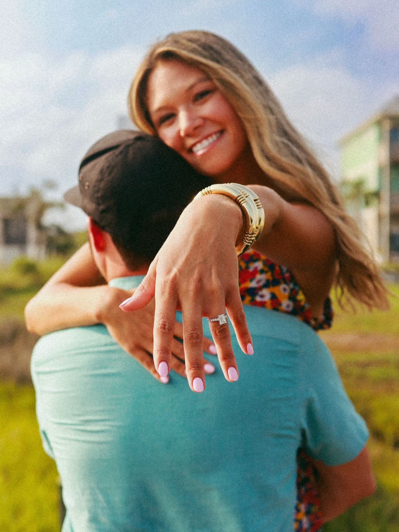 Engagement season is here! 💍

If you&rsquo;re looking for someone to capture this sweet chapter without making the moment feel staged, I&rsquo;m your girl.

Whether it&rsquo;s a quiet beach session, golden hour in a field, or a spot that feels like 