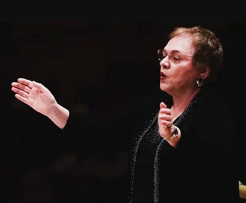 Music Director Marina Alexander conducting the Richmond Choral Society.