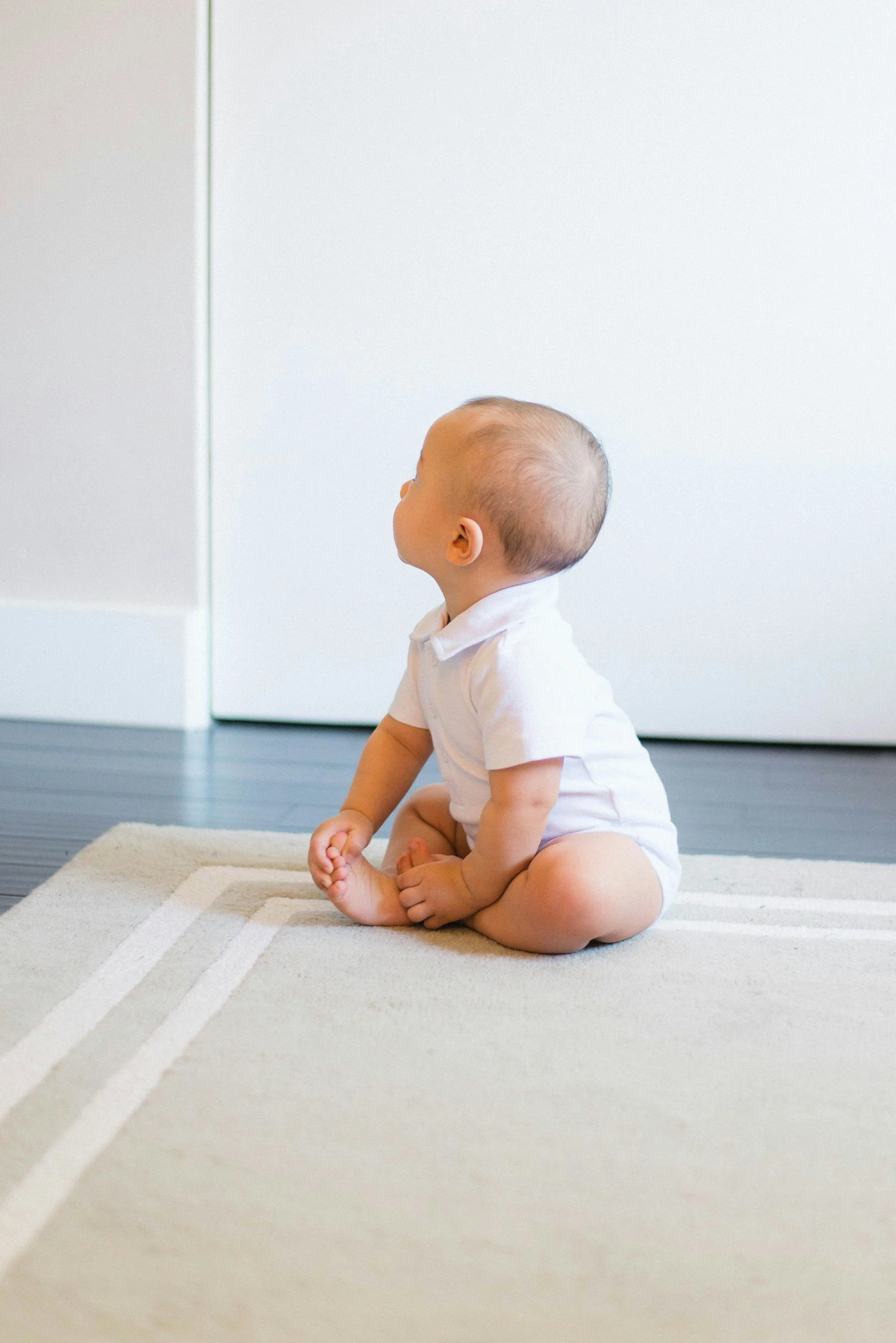 Darf ich mein Baby hinsetzen, bevor es sich selbst aufsetzt?