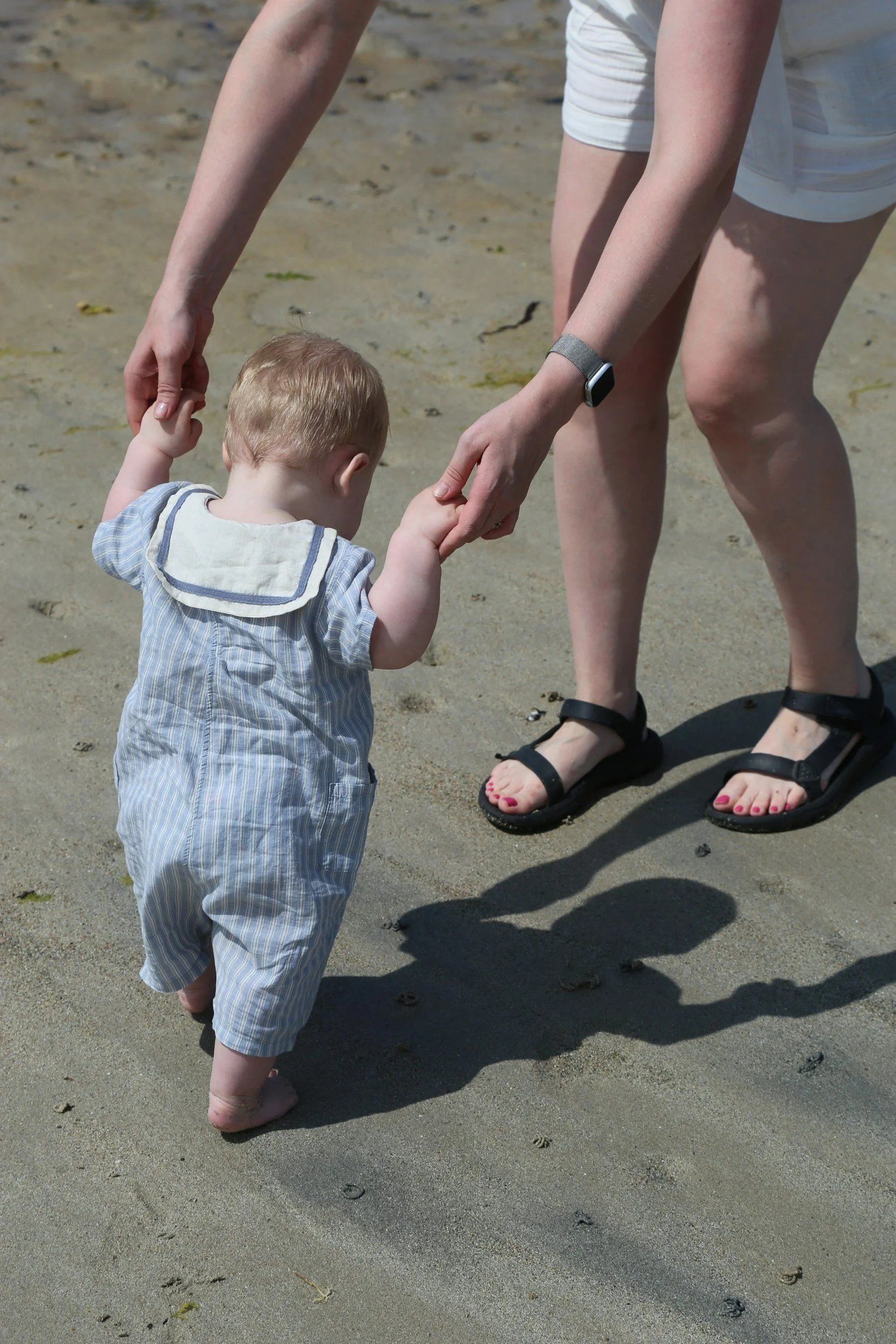 Darf mein Baby an den Händen laufen lernen?