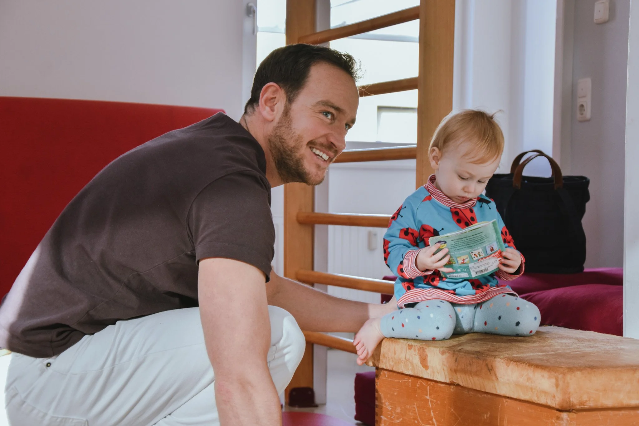 Kinderphysiotherapeut bei der Arbeit