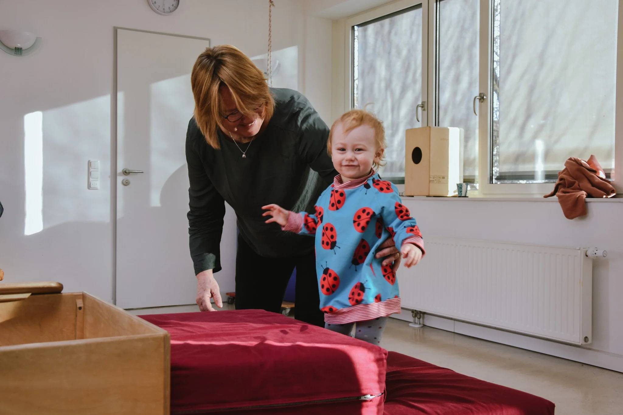 Kinderphysiotherapeutin bei der Arbeit