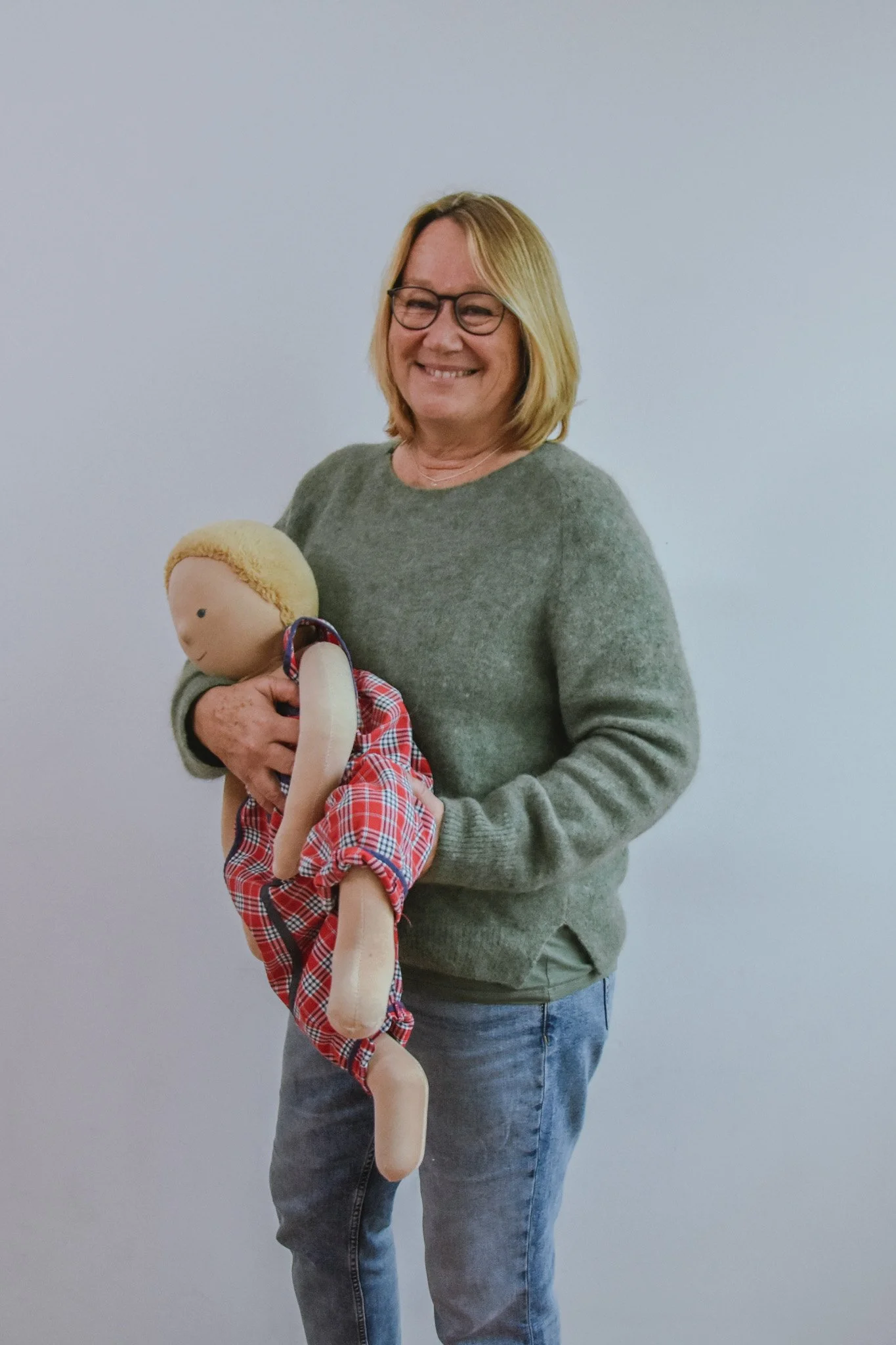 Kinderphysiotherapeutin mit Puppe