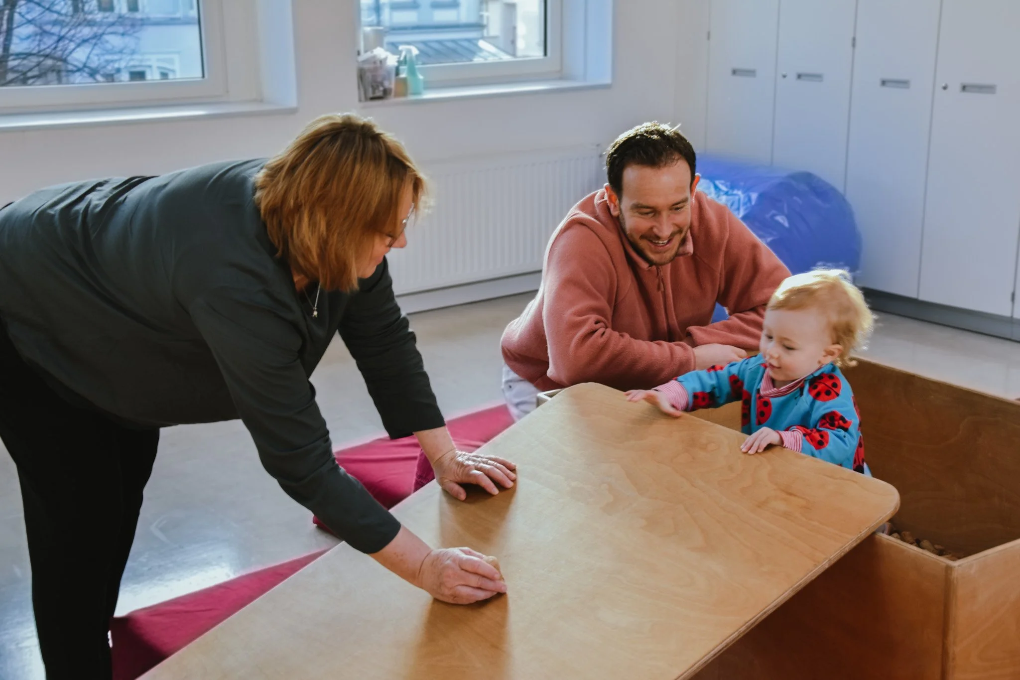 Kinderphysiotherapeut*innen mit einem Kleinkind