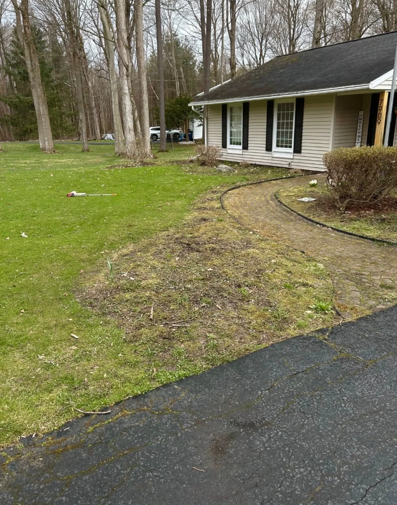 Curved front mulch bed at a Cazenovia, NY home with fresh edging and a clean lawn transition.