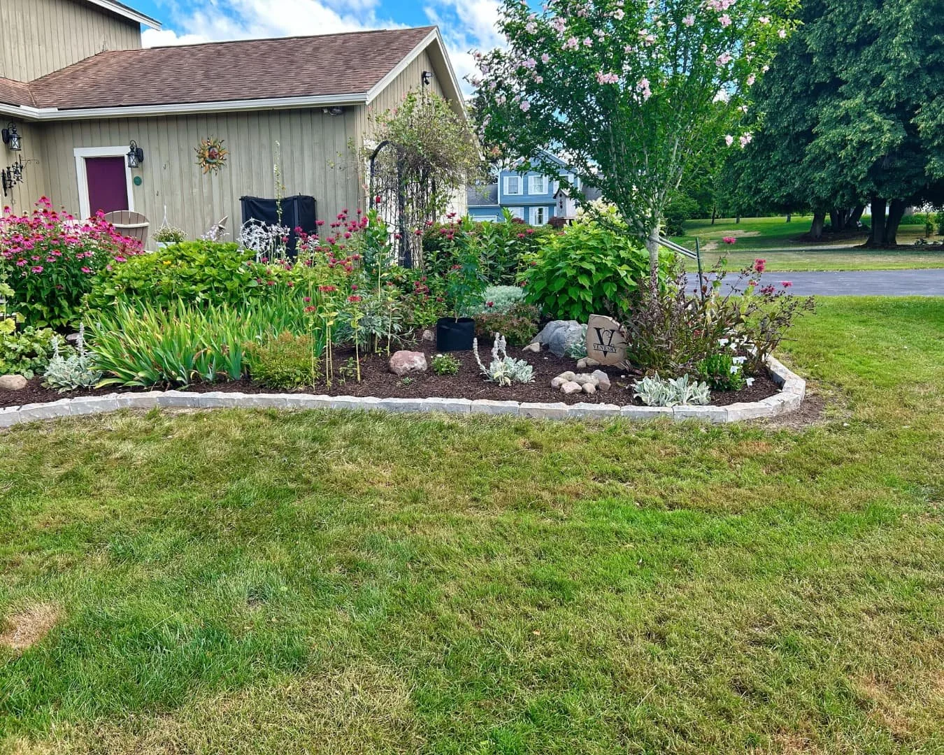 curved-front-yard-landscape-bed-upstate-ny