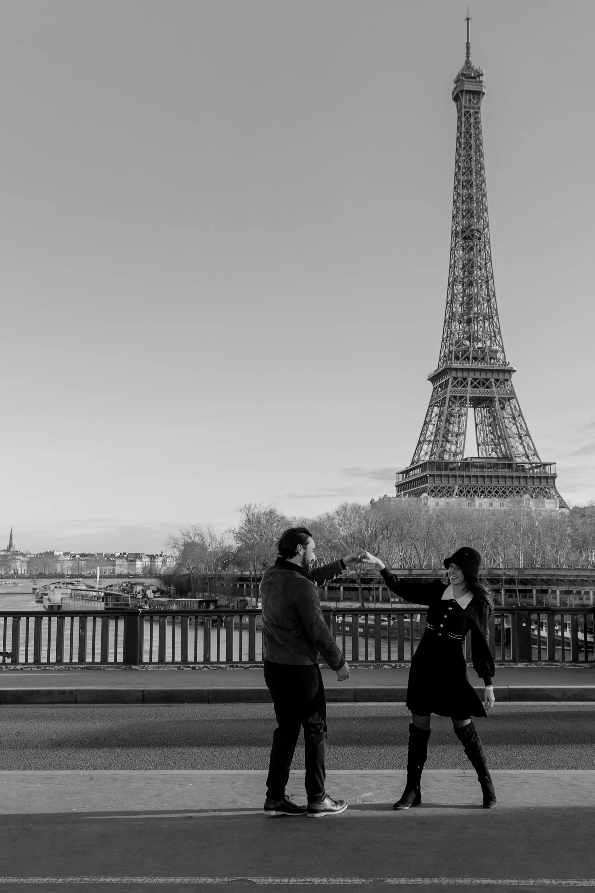 Couple Pont Bir Hakeim Paris.webp
