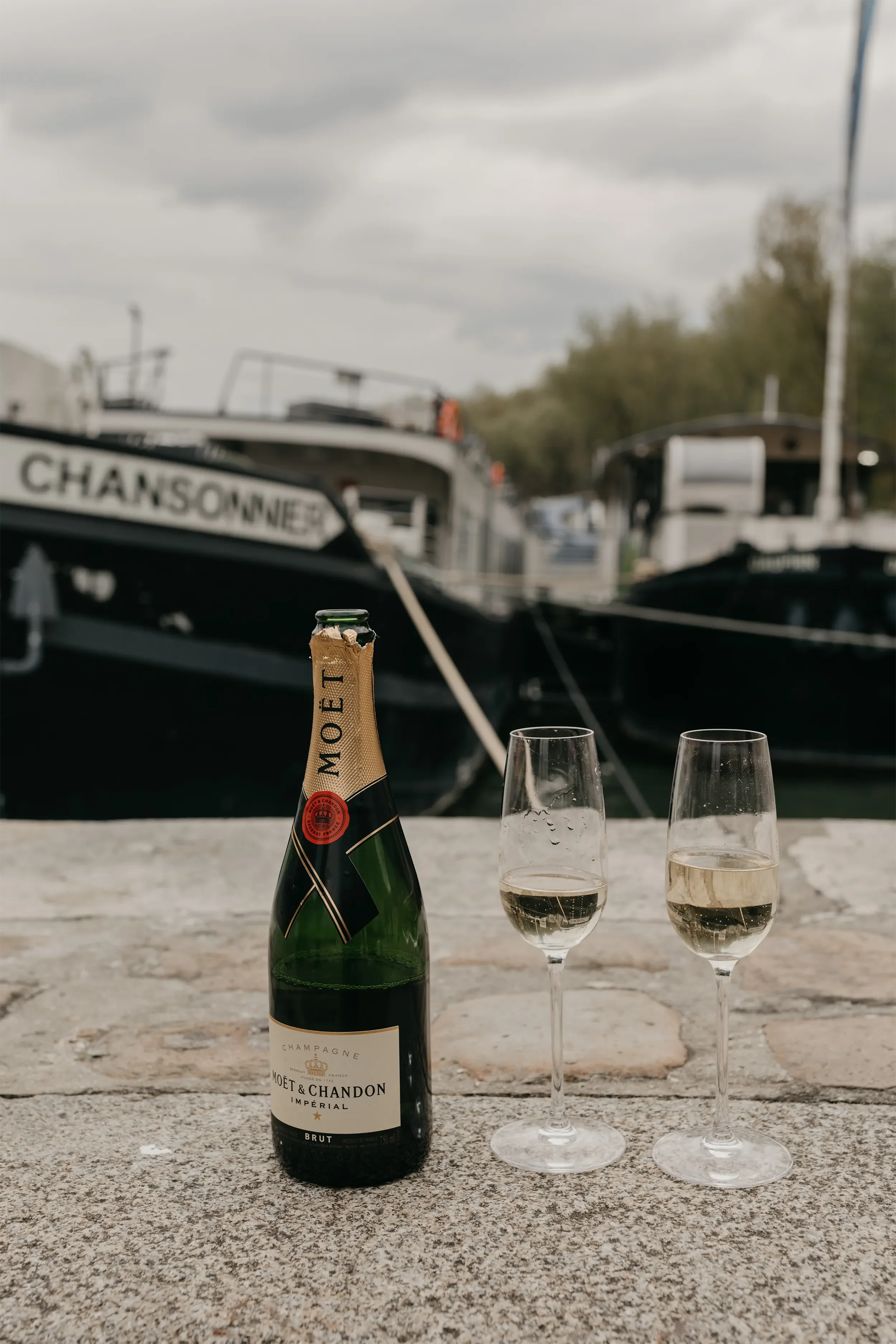 Cheers Paris engagement.webp