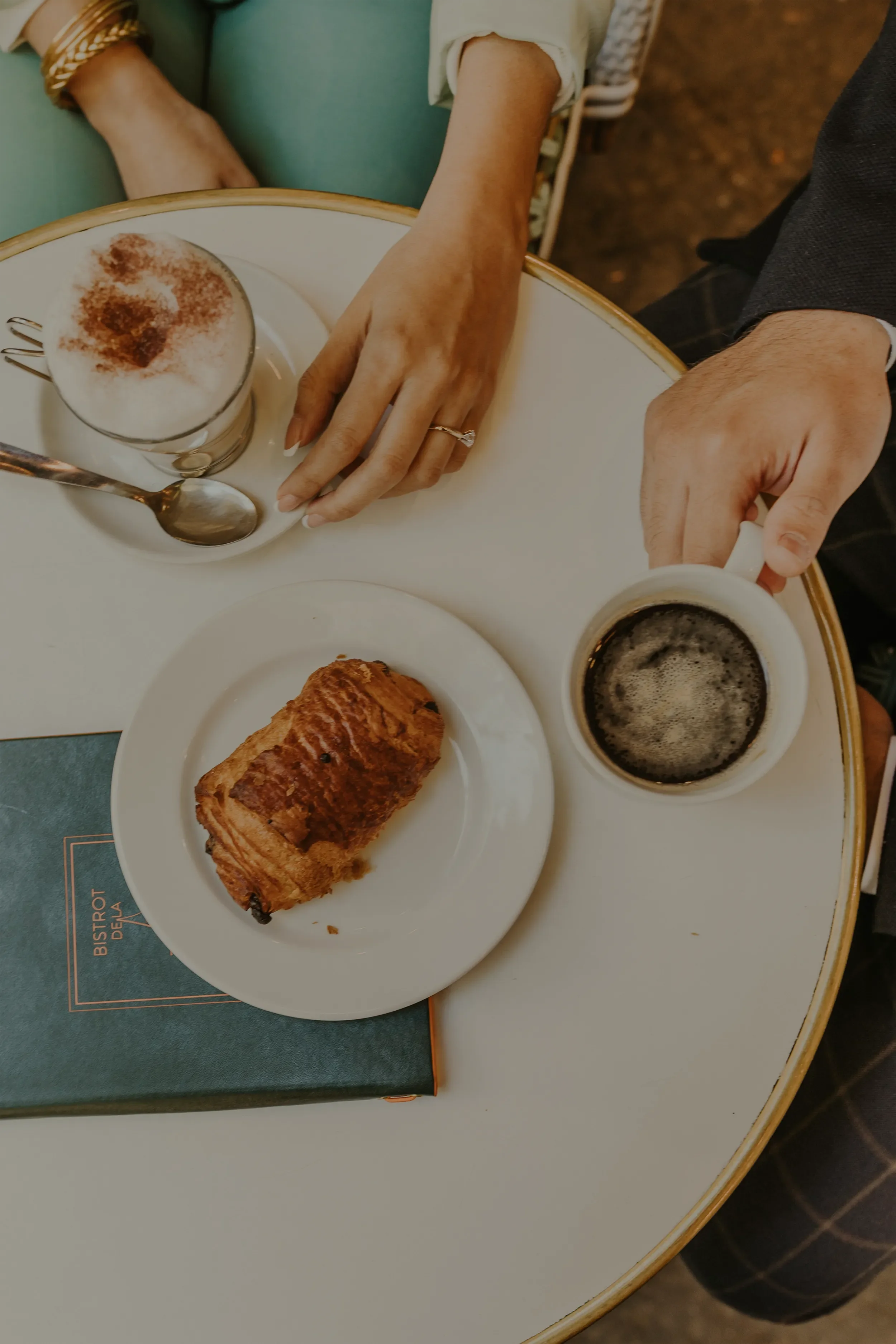 Bistrot Paris Couple.webp