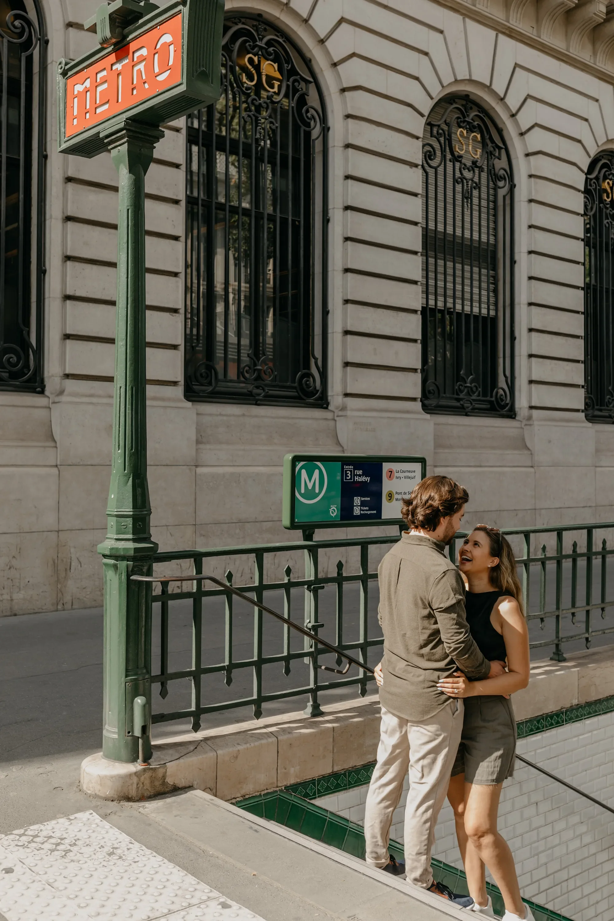 Metro Paris Couple.webp