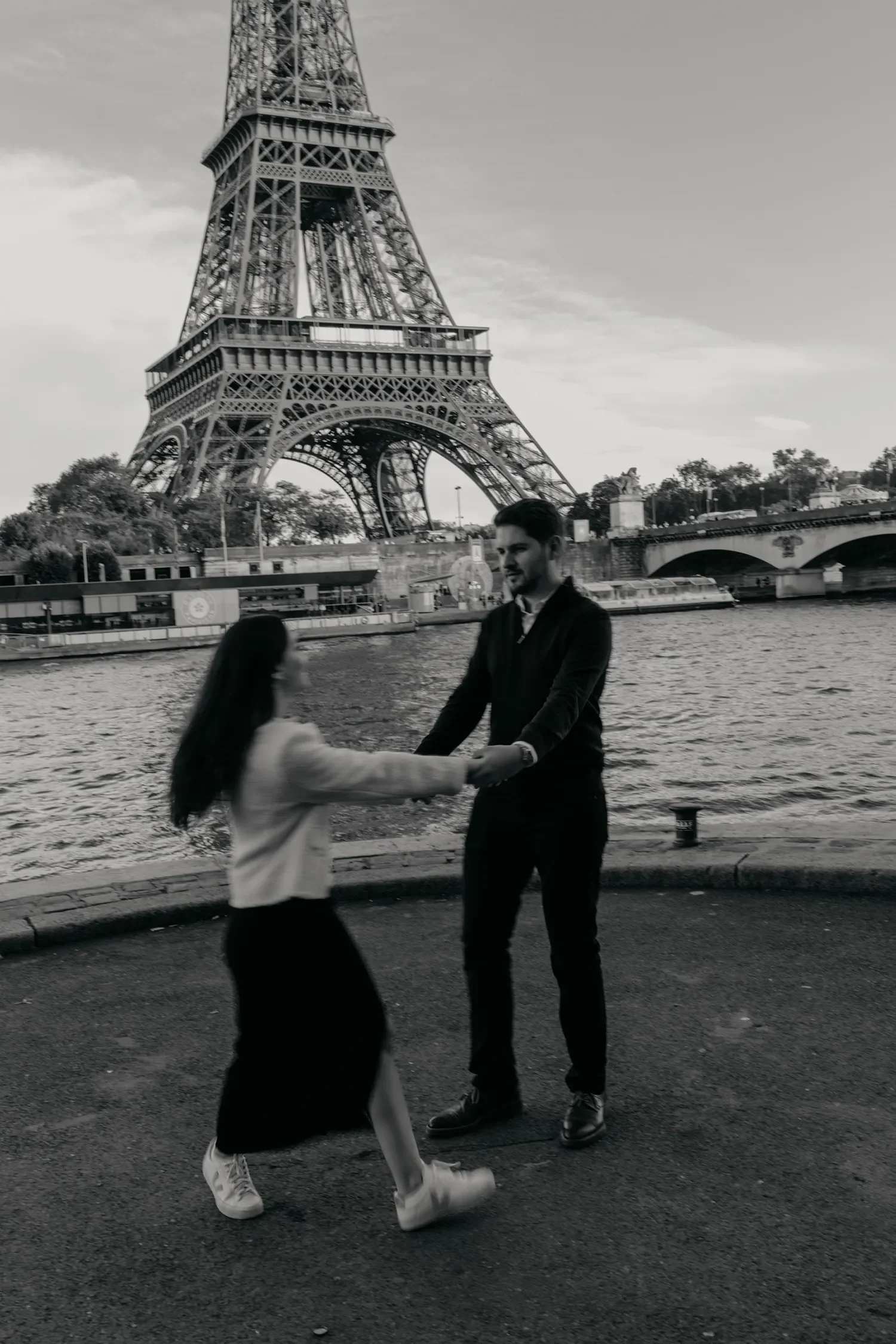 Couple Eiffel Tower Paris .webp