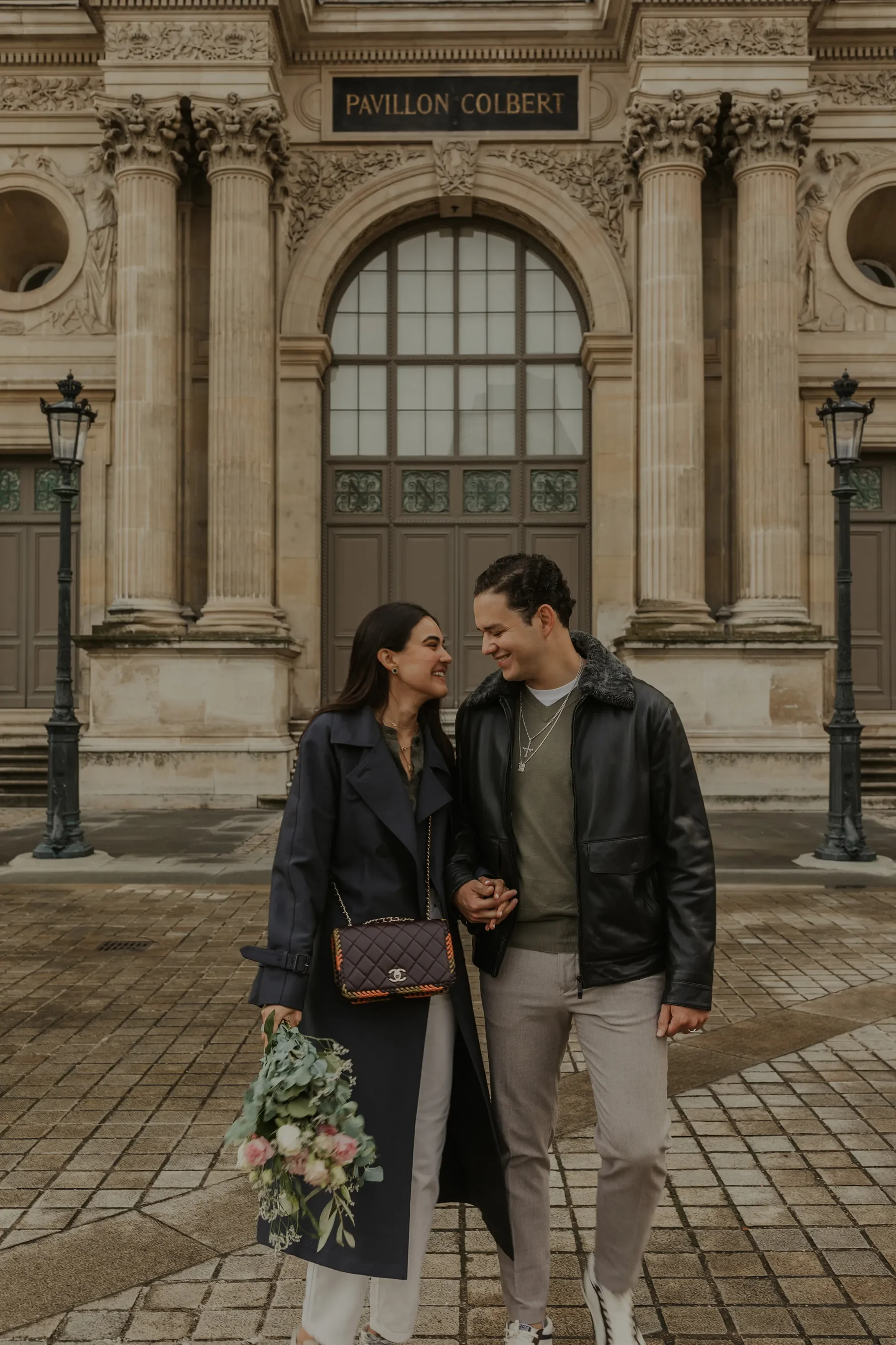 Couple  Louvre Paris.webp
