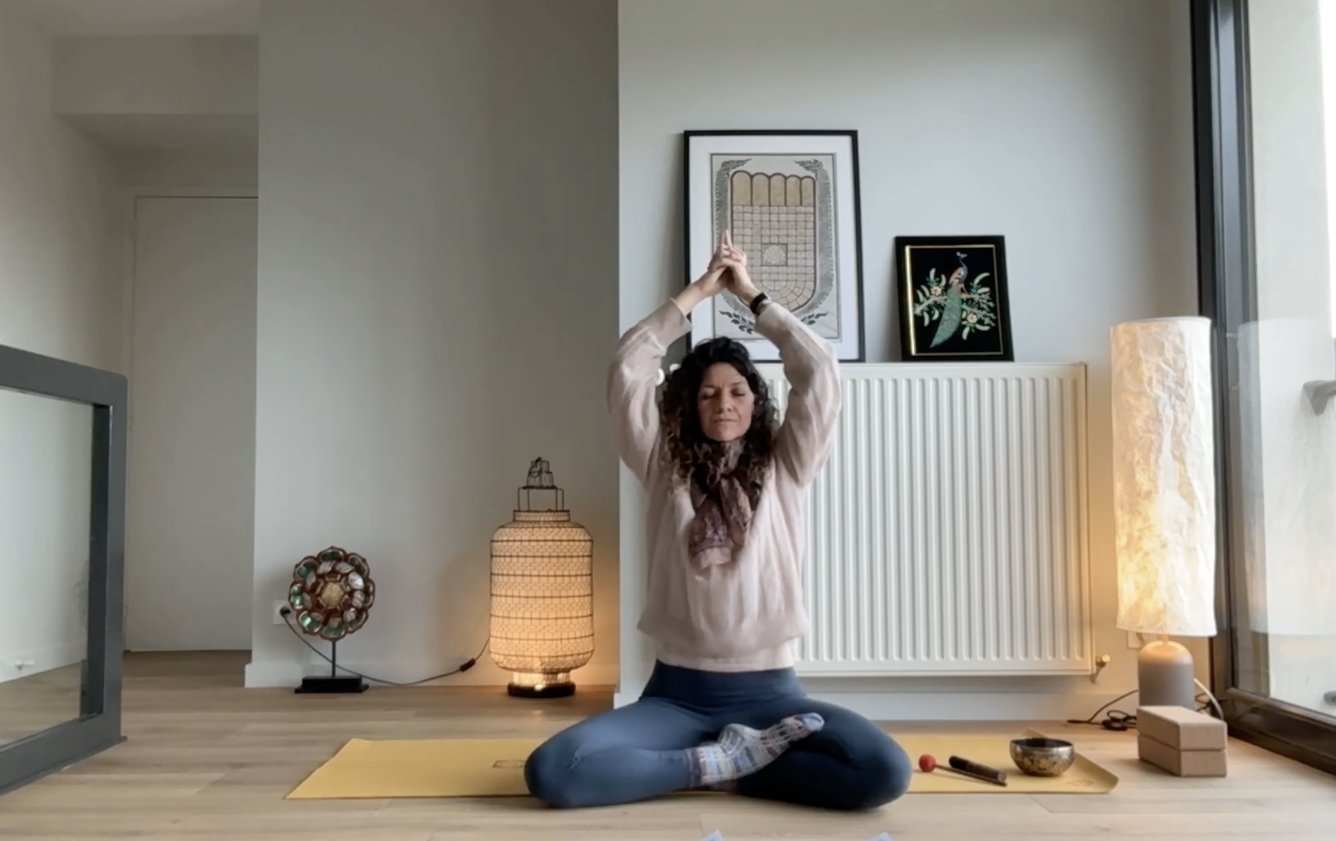 yoga-chakra-couronne-equilibre-surya-ragazza-holistique.png