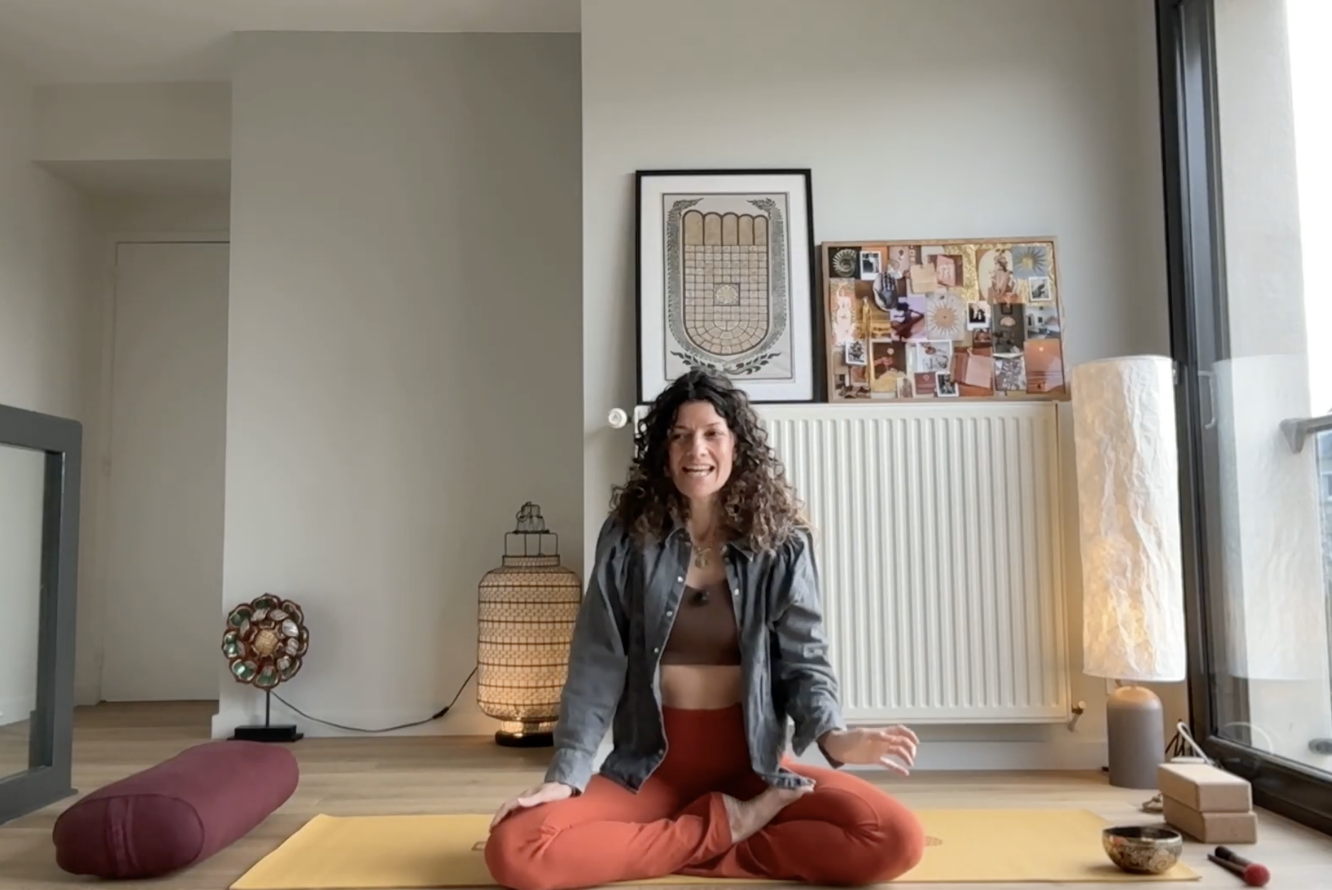 yoga-chakra-gorge-surya-ragazza-holistique.png