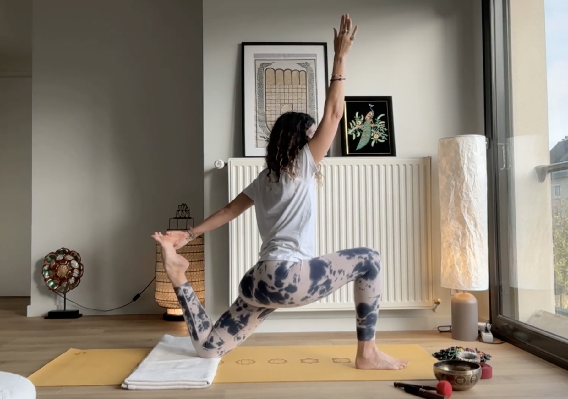yoga-surya-ragazza-harmonisation-energie-vitale-holistique.png