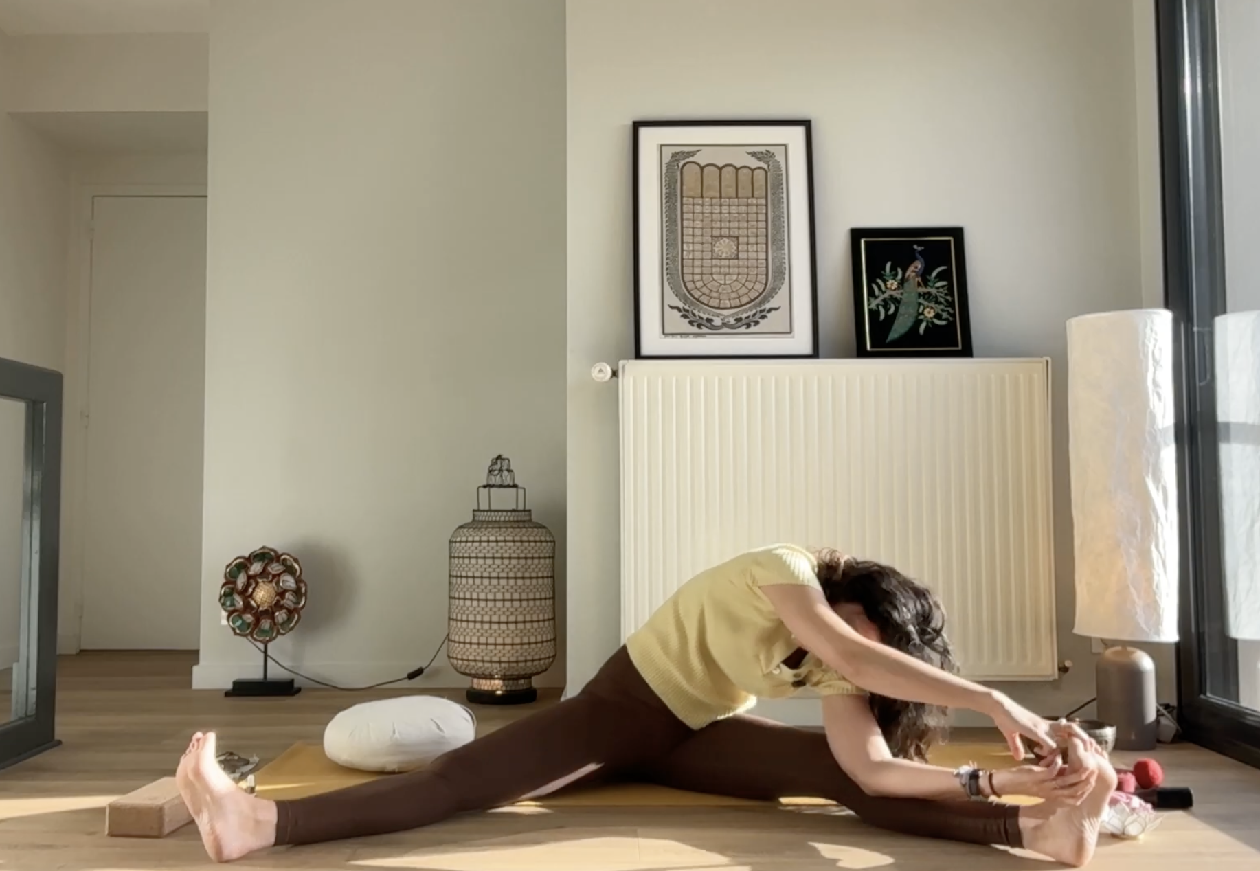 yoga-chakra-racine-surya-ragazza-holistique.png