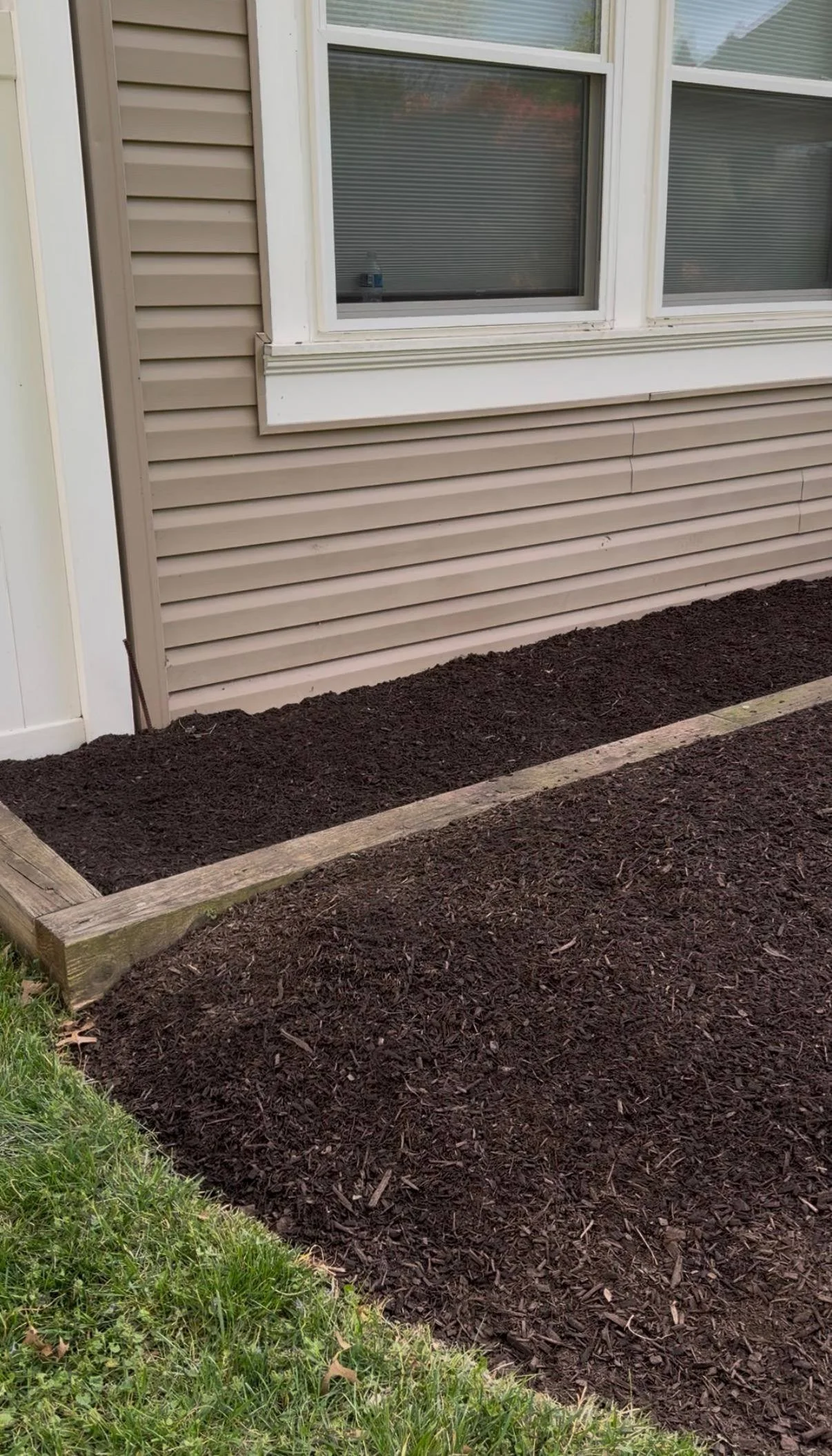 Fresh brown mulch beds in Southampton PA with defined edging and clean finish