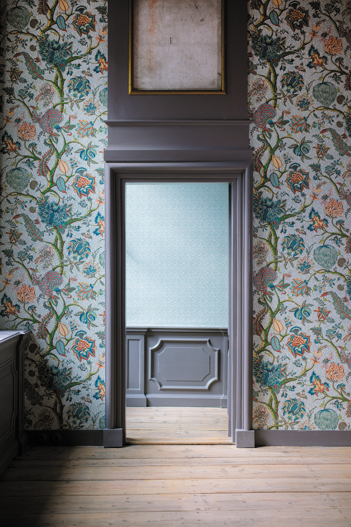 Room with lilac woodwork and floral wallpaper