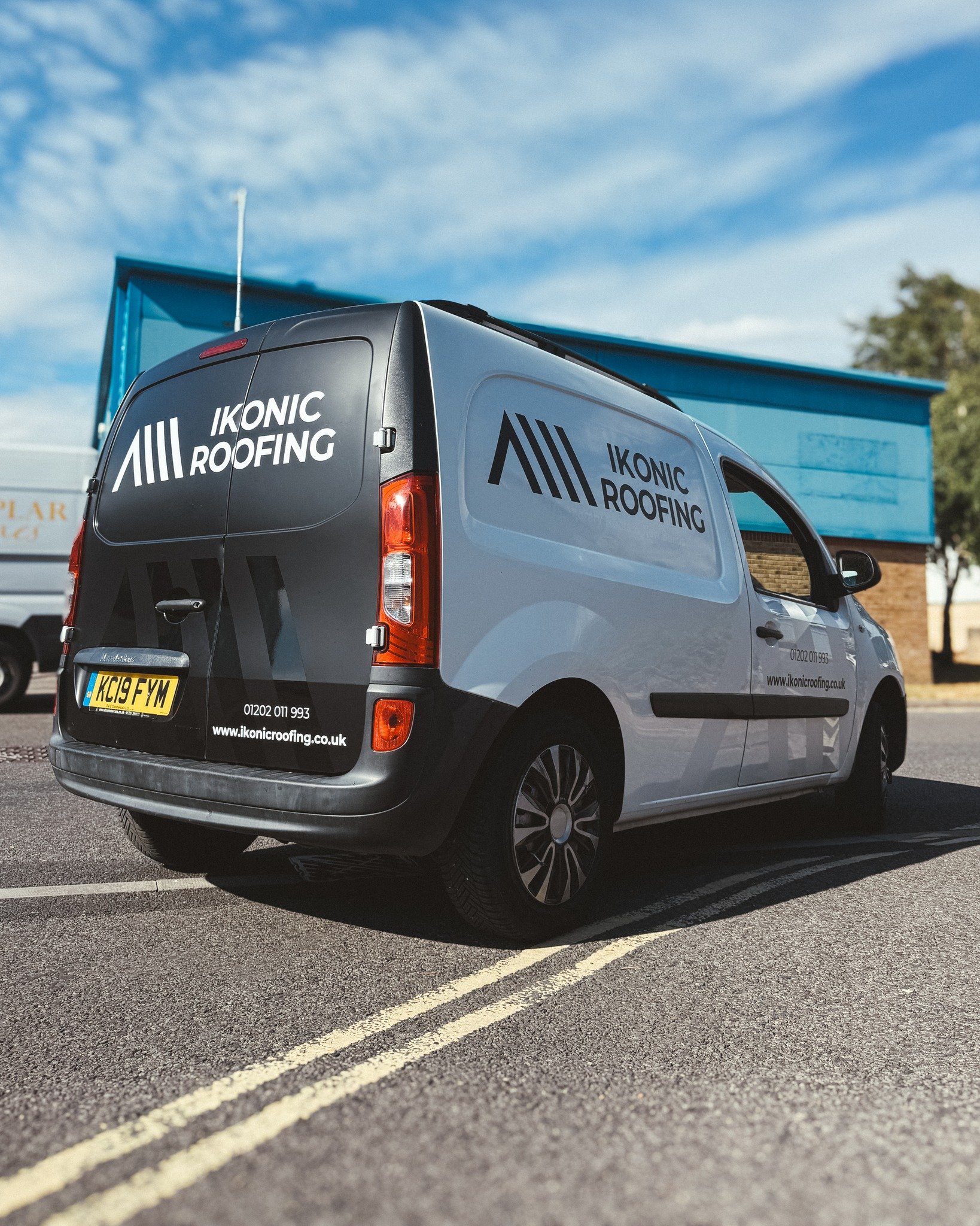 A wrap doesn&rsquo;t have to cover the whole vehicle.

The rear doors of this @ikonicroofing Citan were wrapped in black, continuing the same look used across their existing fleet.

A fairly small detail that changes the appearance of the van and mak