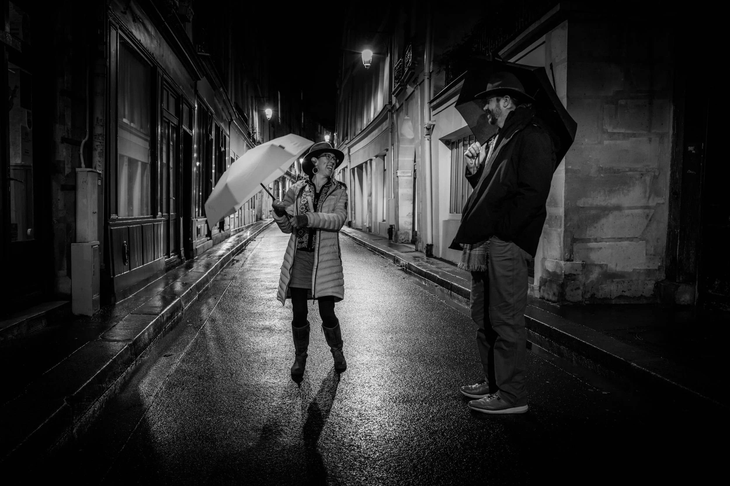 Amelia et Aaron avec leurs parapluies