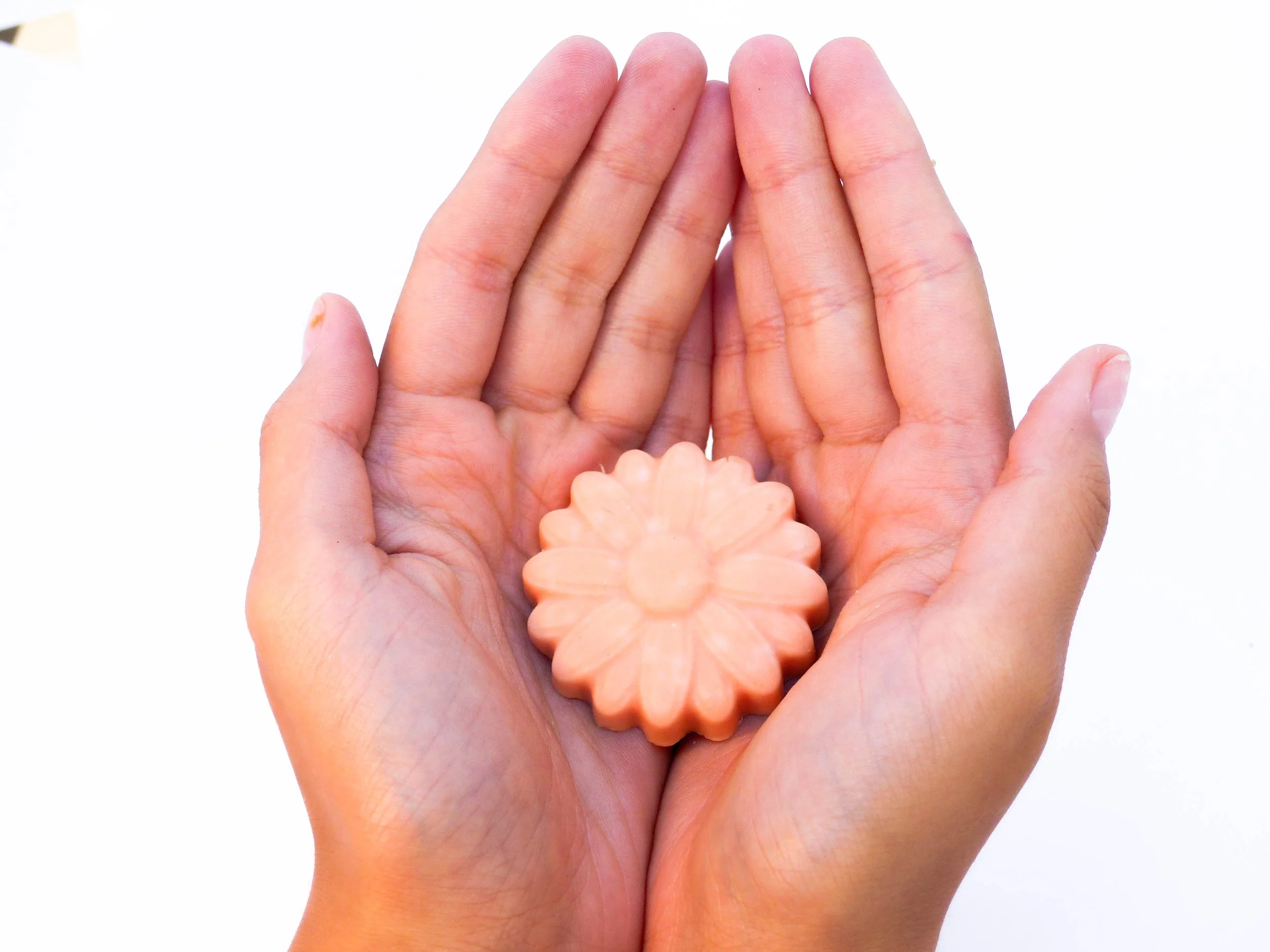 main retouché savon 3.jpg