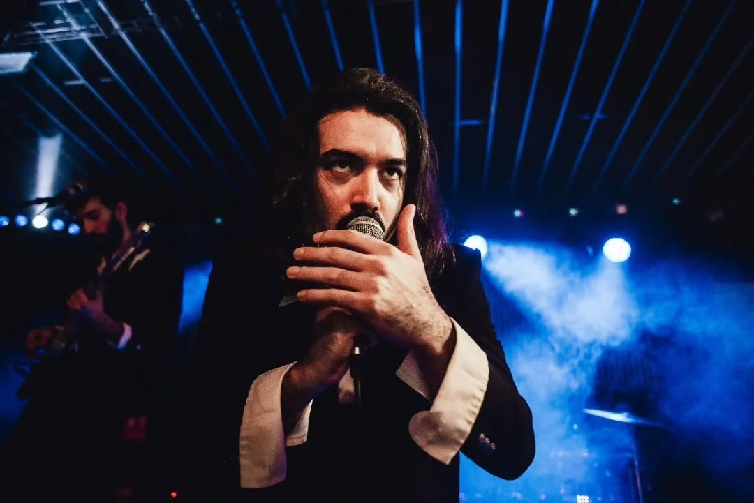 Pero tu no te preocupes que si el mundo aprieta, aunque no sepa bailar, te llevo de fiesta ⚡

@victoriasbanda en @malandarmusic.club 
@mushroompillowmusic