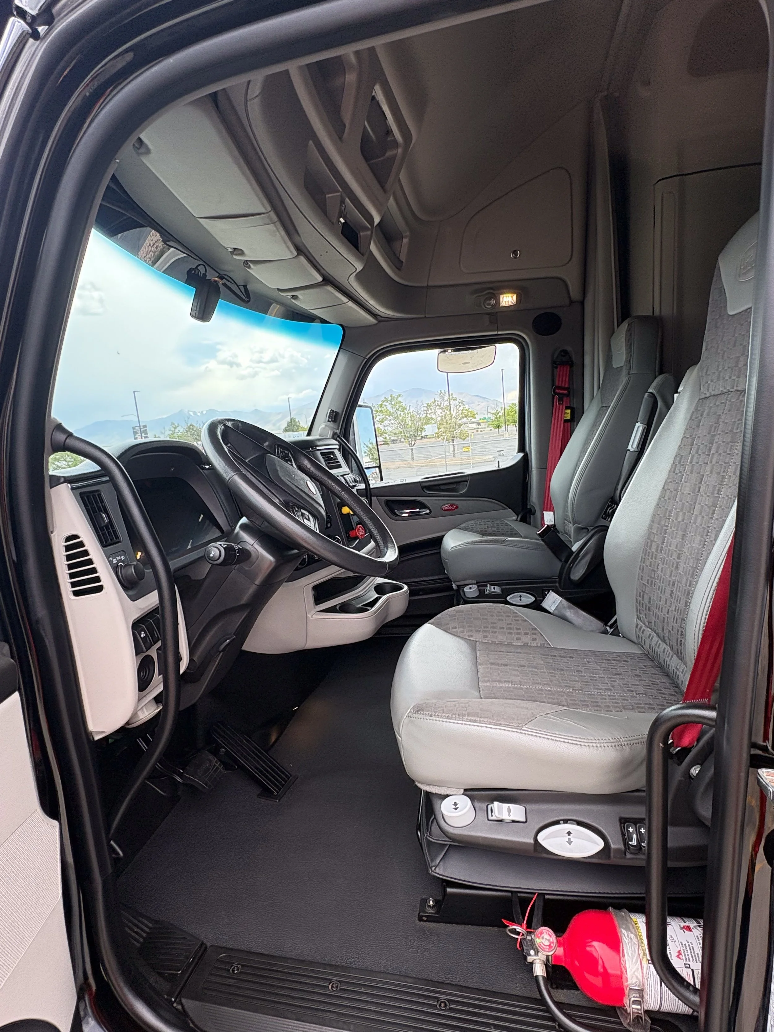 18-black-peterbilt-interior-driver-seat.jpg