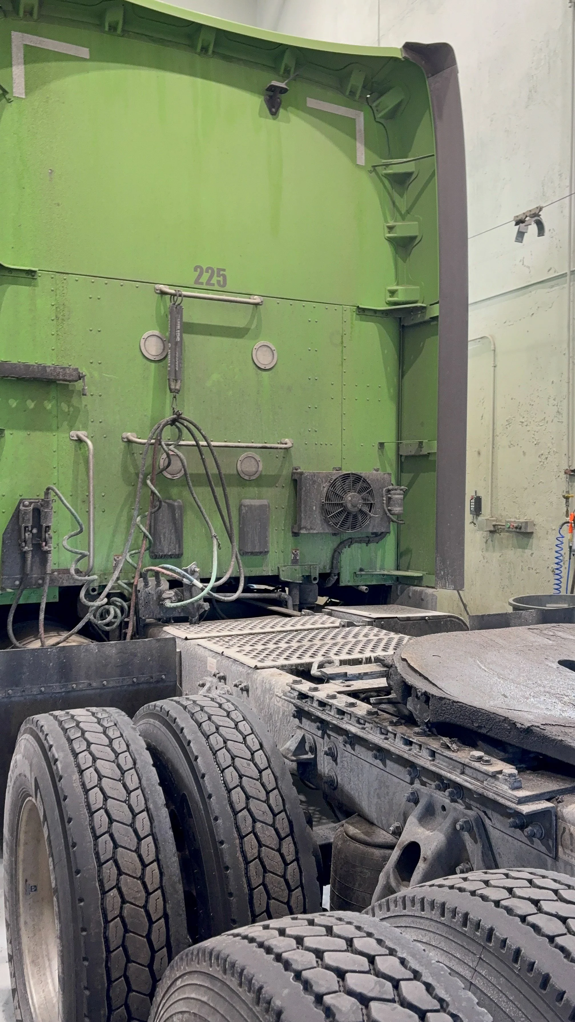 07-green-kenworth-t680-frame-behind-cab.jpg