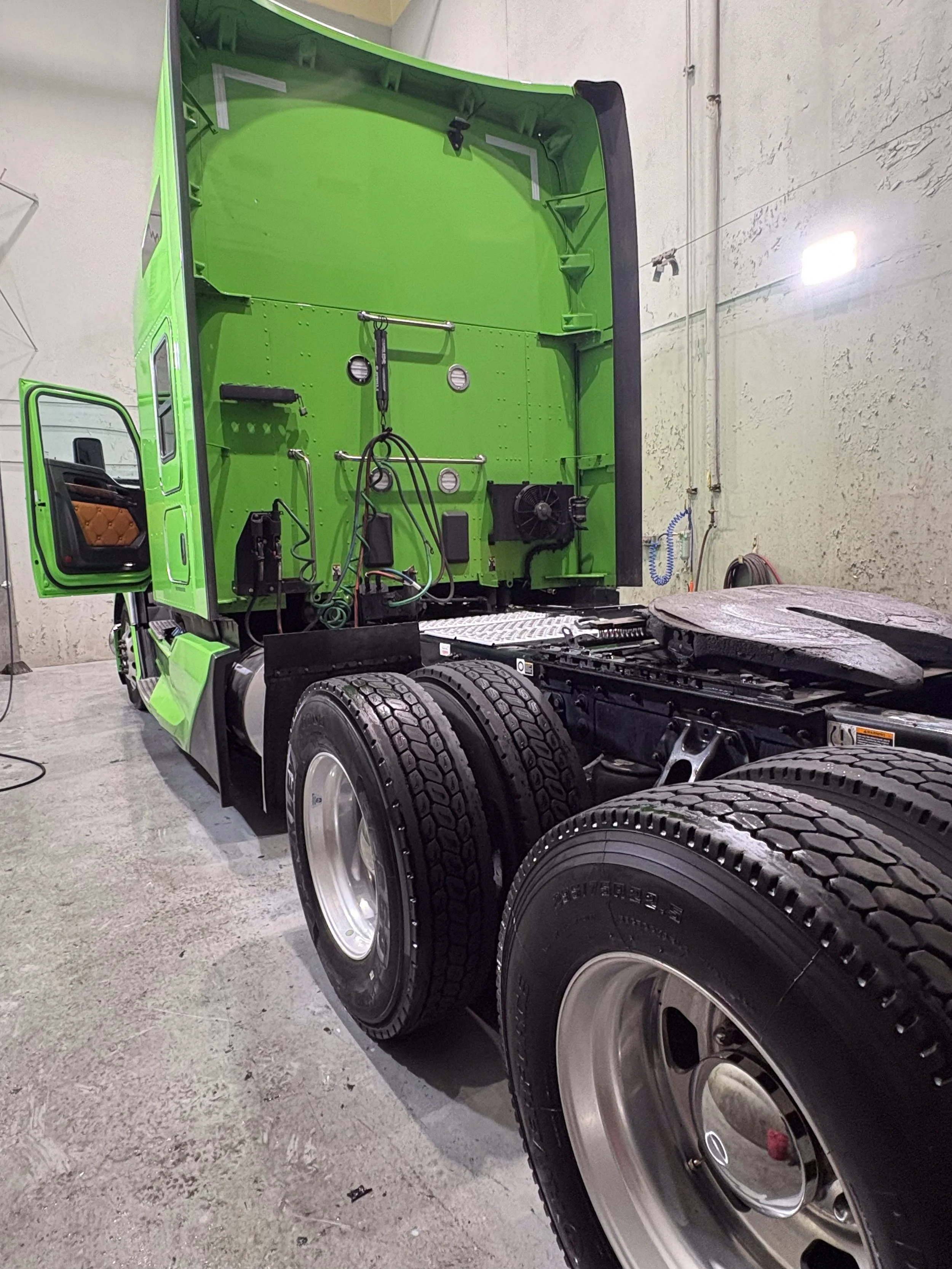08-green-kenworth-t680-behind-cab-detail.jpg