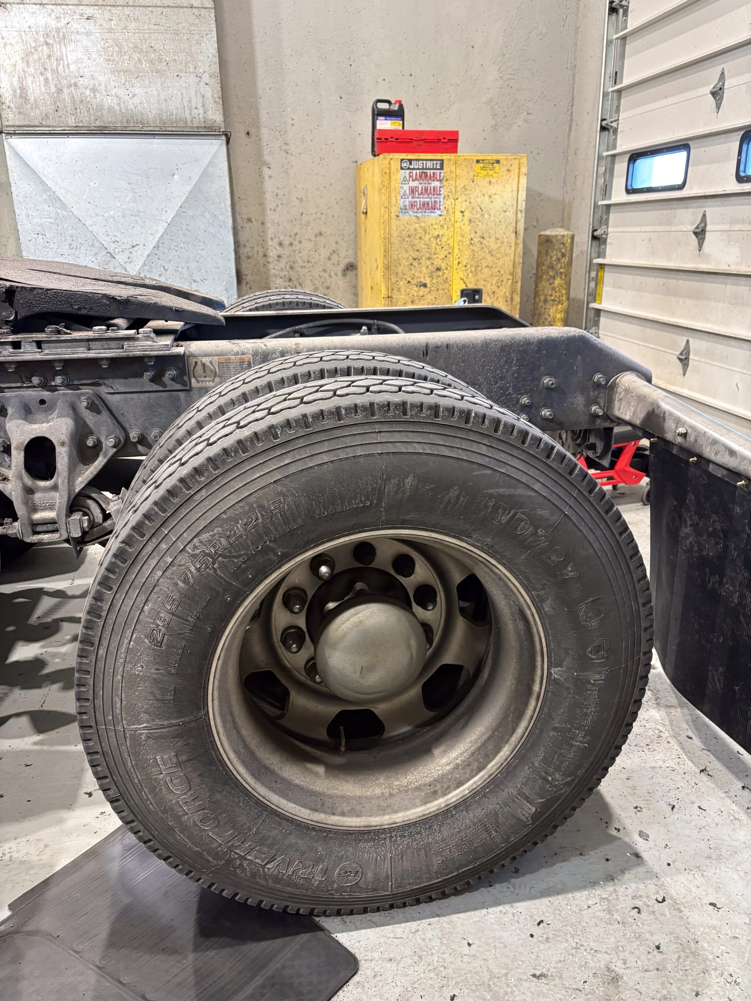 09-green-kenworth-t680-rear-drive-wheels.jpg