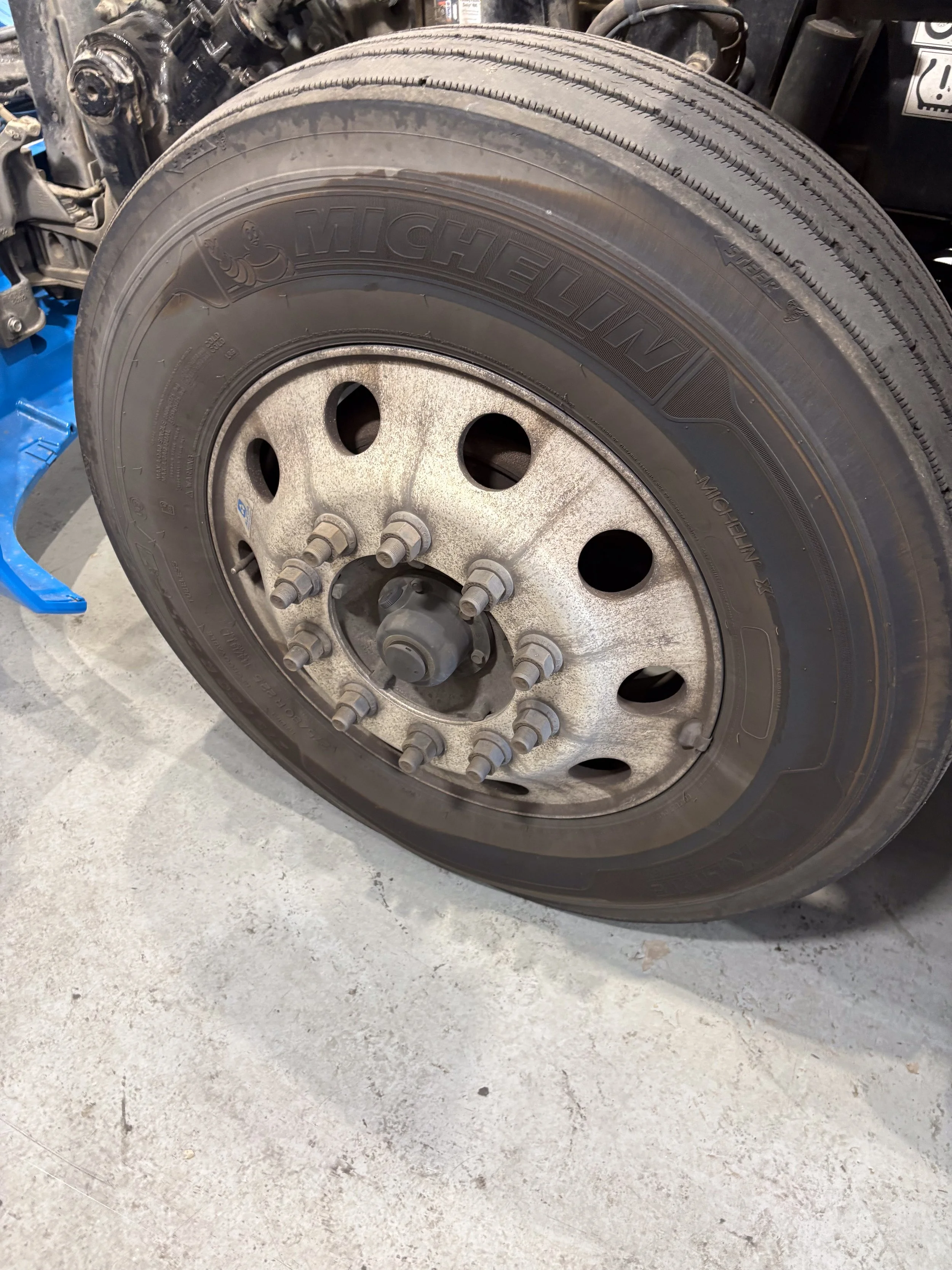 73-blue-kenworth-t680-front-steer-wheel.jpg