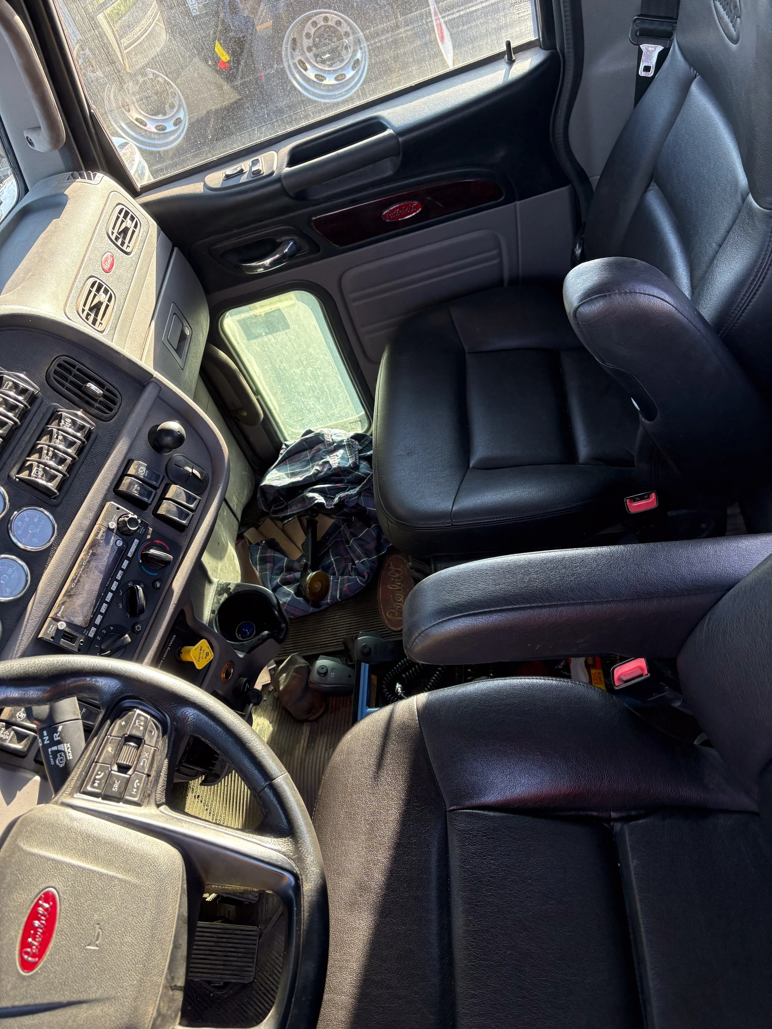 28-maroon-peterbilt-389-interior-before-cluttered.jpg