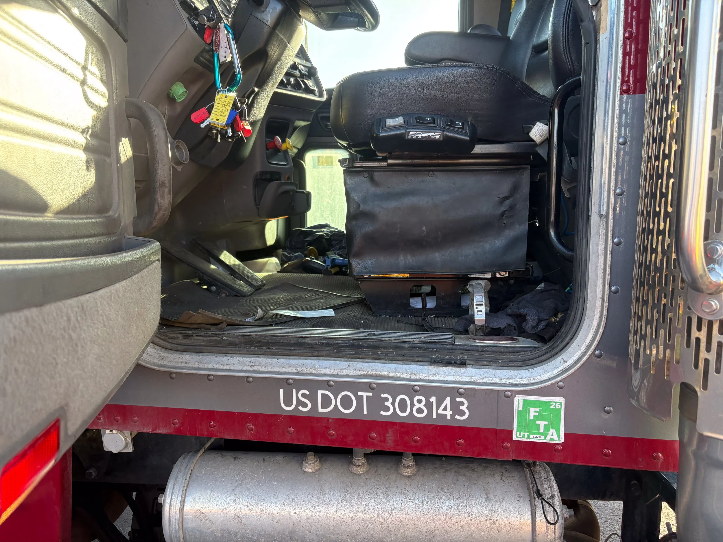 27-maroon-peterbilt-389-interior-before-cab-entry.jpg