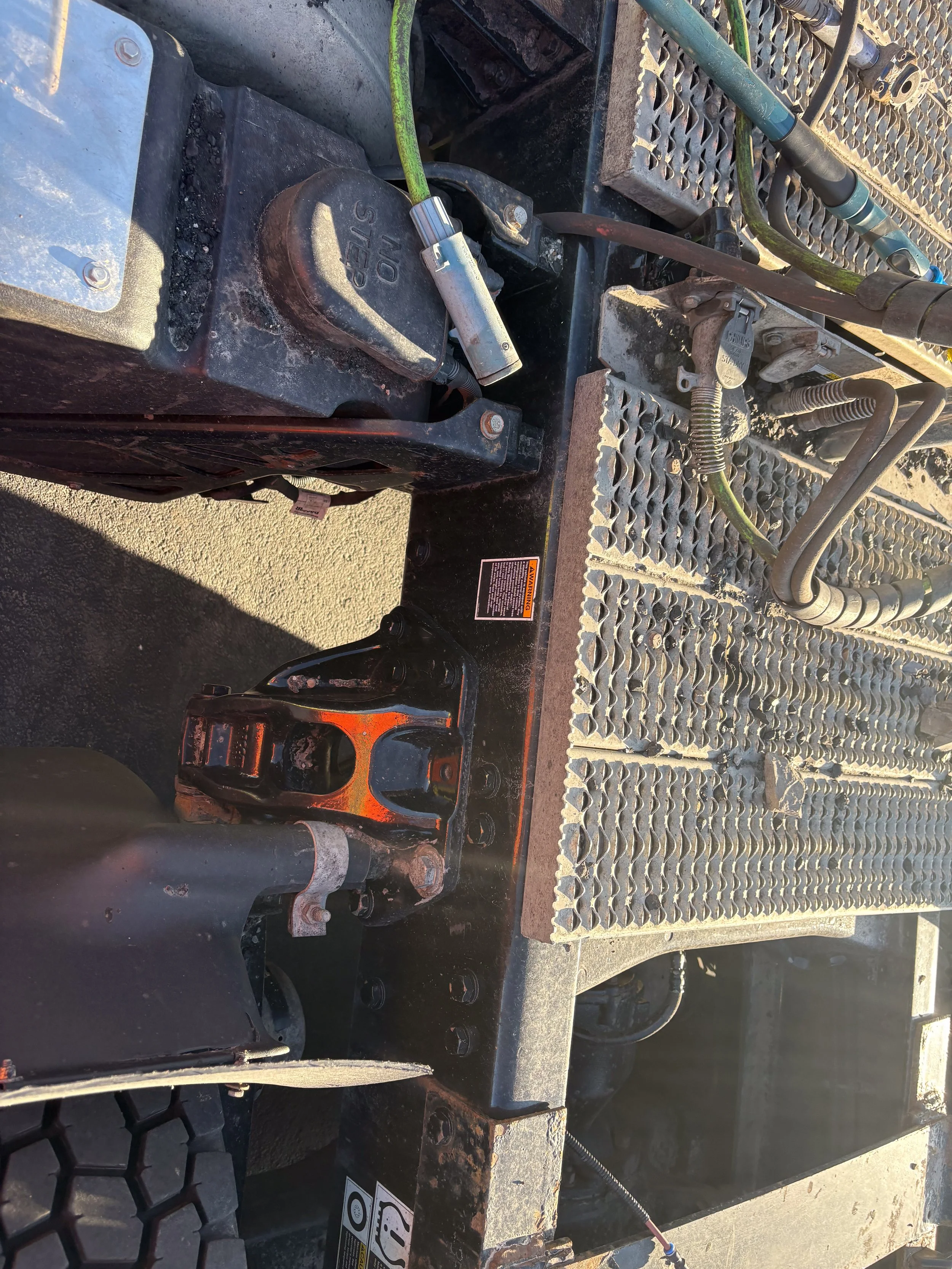 32-maroon-peterbilt-389-undercarriage-frame.jpg