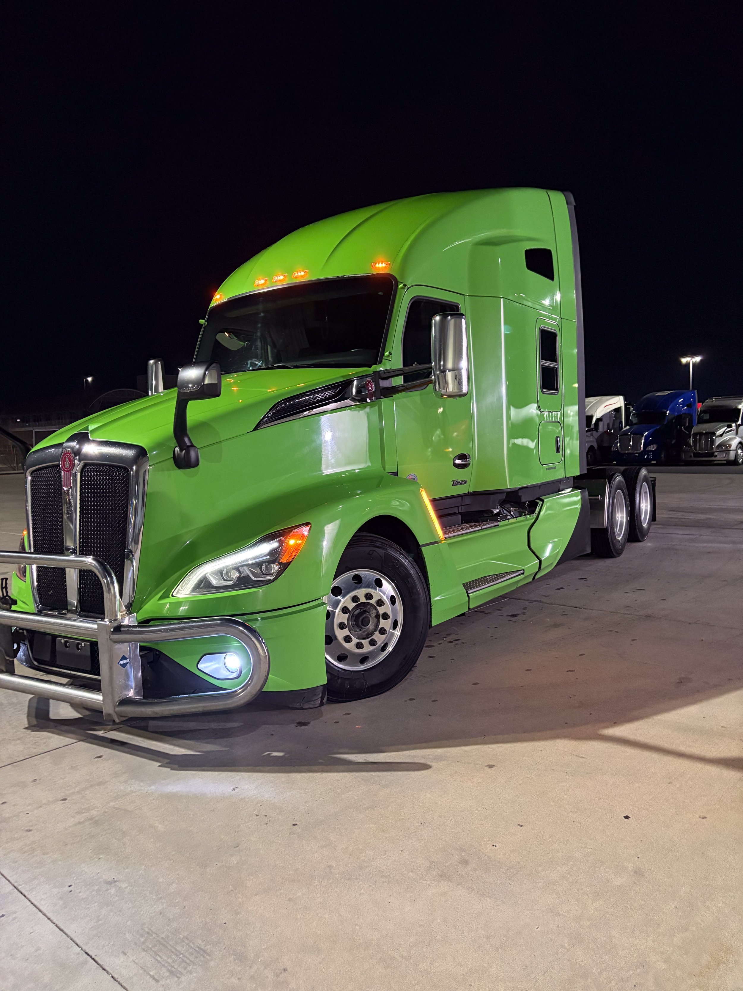 05-green-kenworth-t680-front-3q-night.jpg