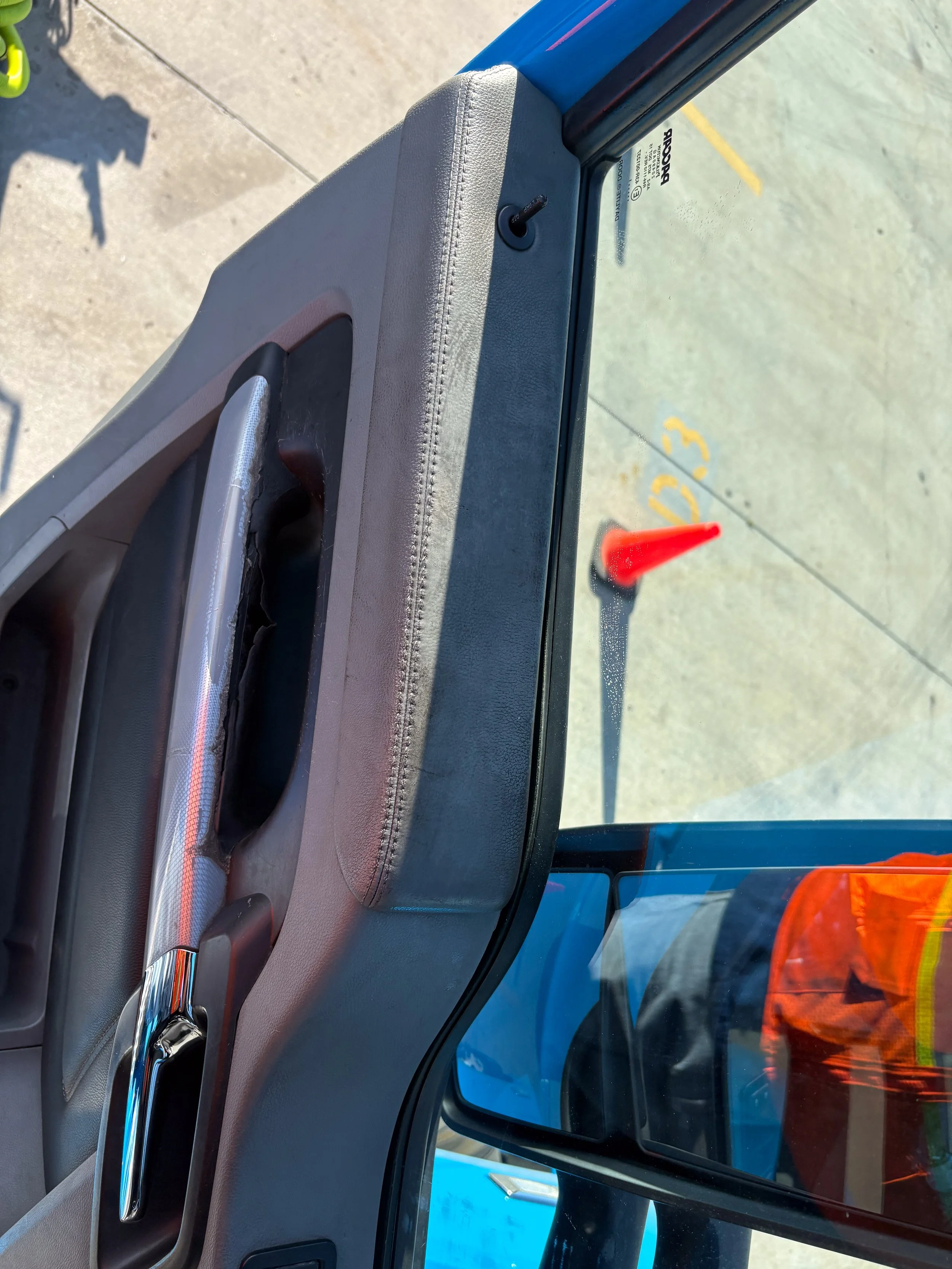 78-blue-kenworth-t680-interior-door-panel-before.jpg