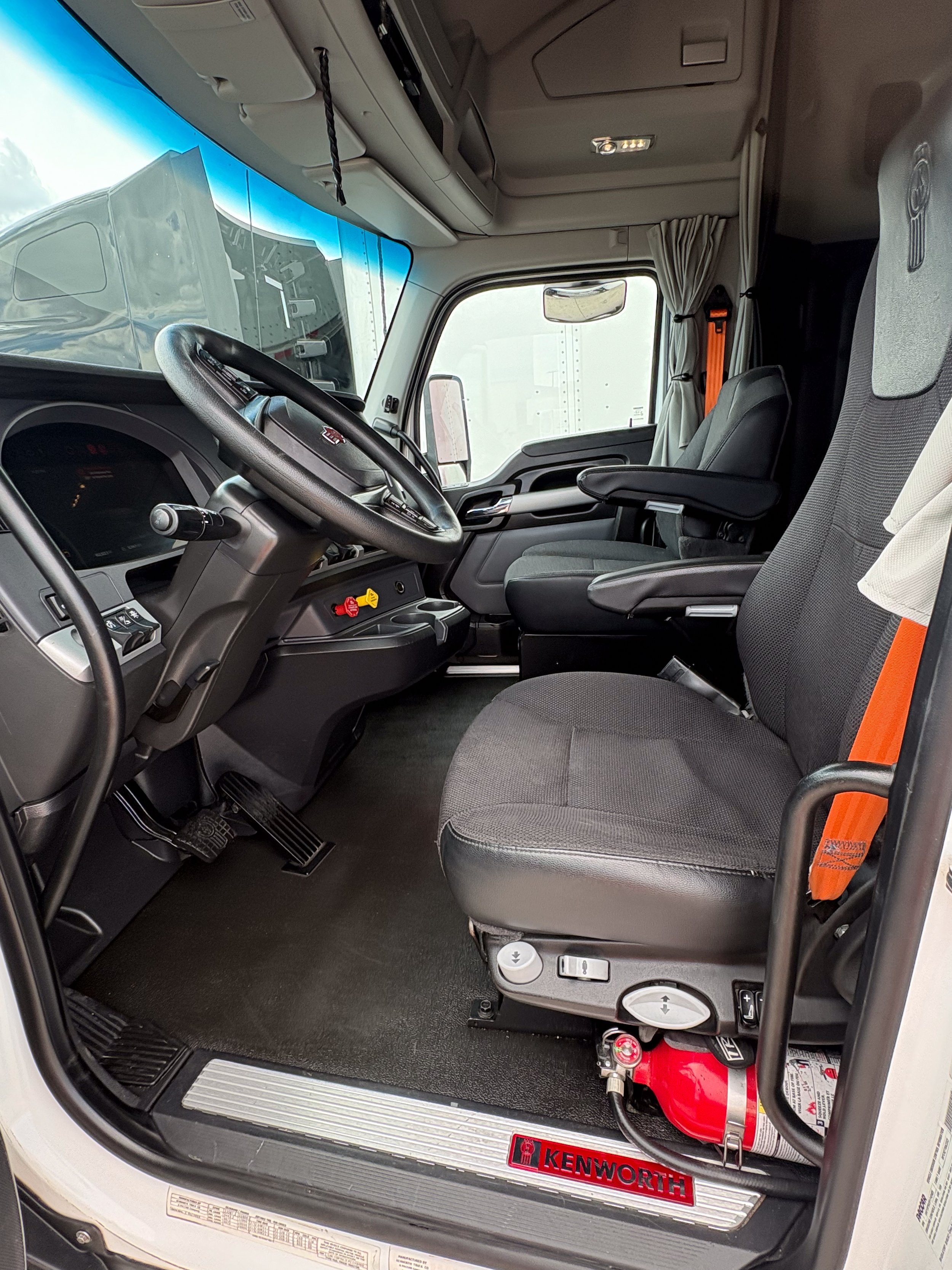 23-kenworth-interior-driver-seat.jpg