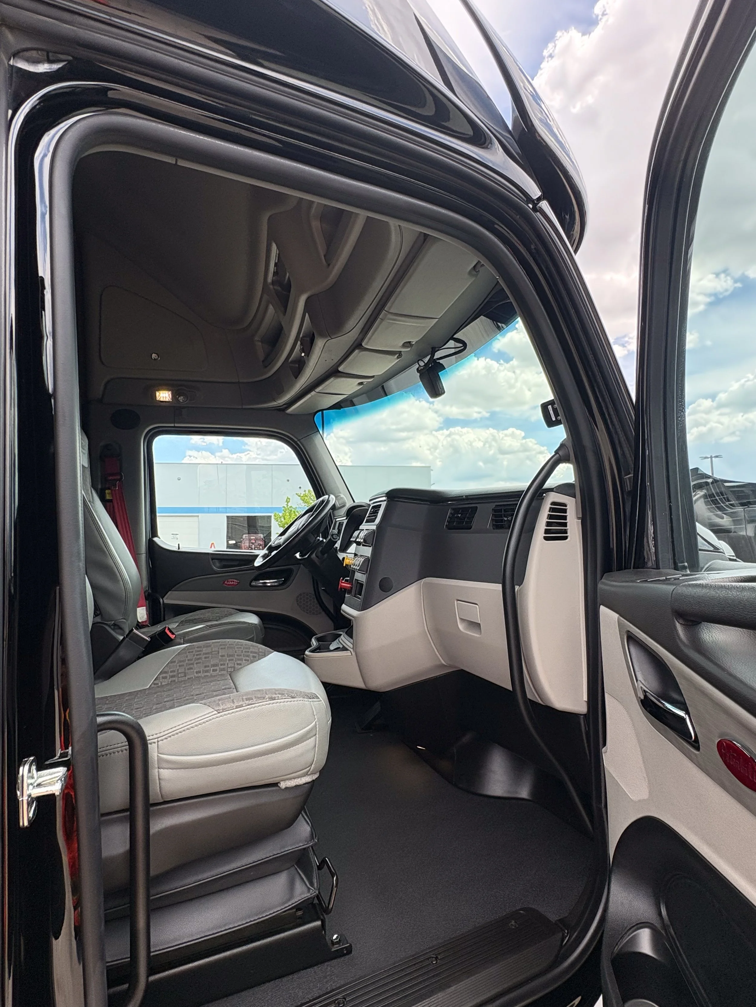 19-black-peterbilt-interior-passenger-seat.jpg