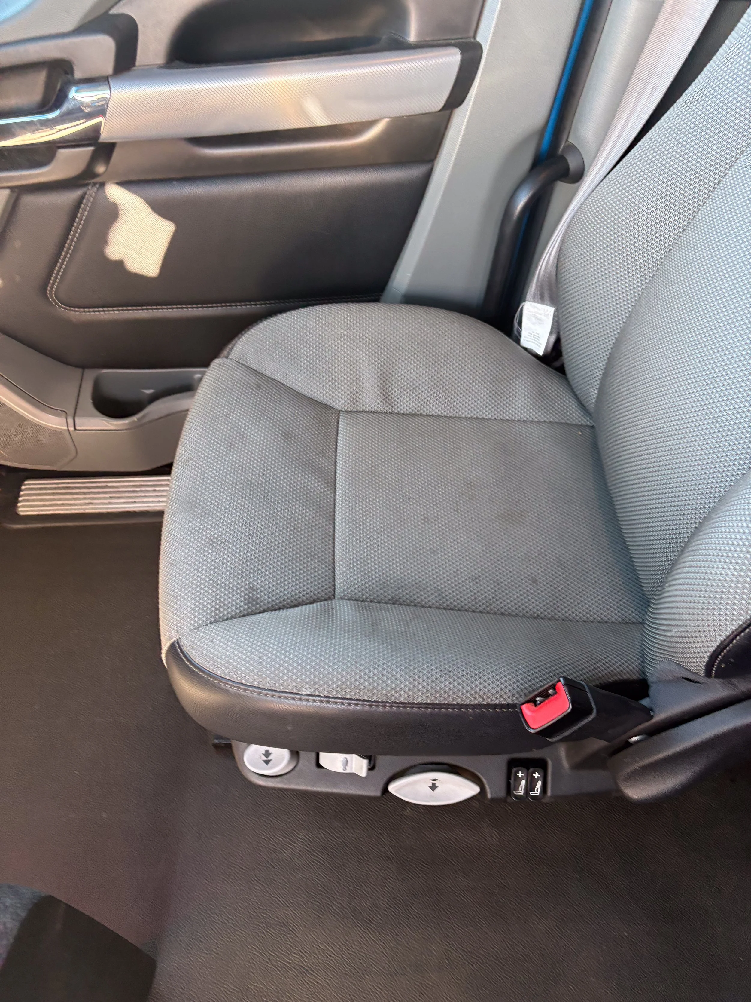 80-blue-kenworth-t680-interior-seat-cushion.jpg