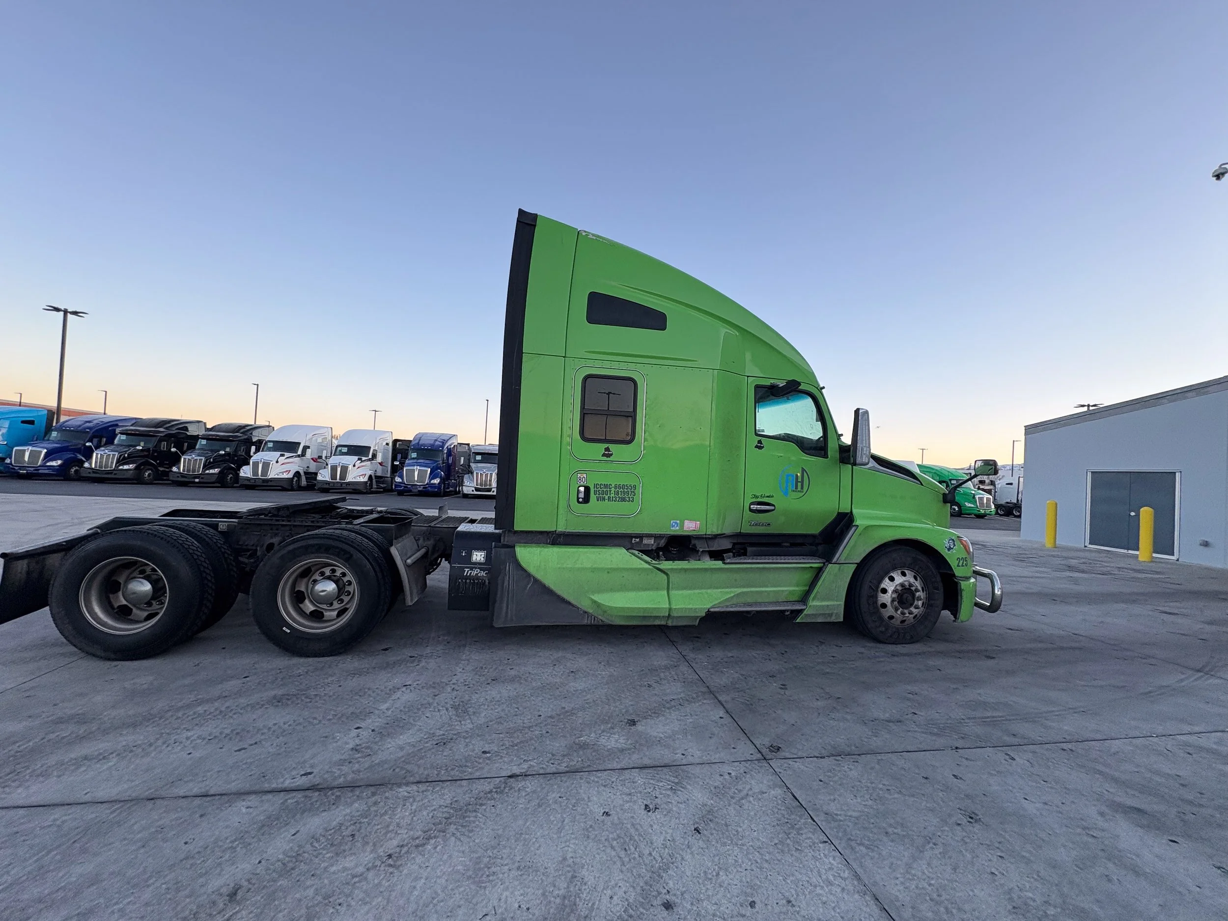 02-green-kenworth-t680-passenger-side-profile.jpg