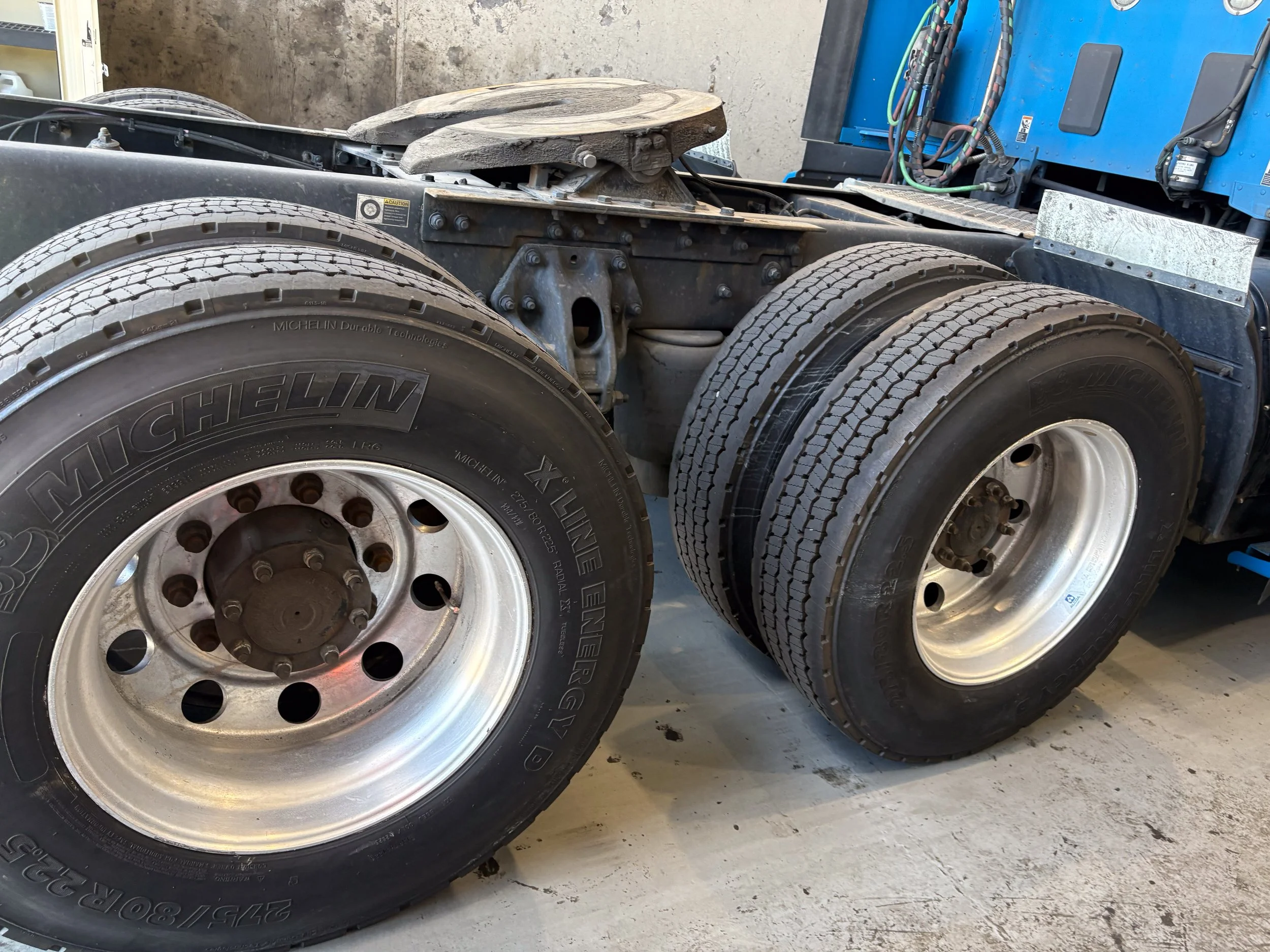 74-blue-kenworth-t680-drive-wheels-fifth-wheel.jpg