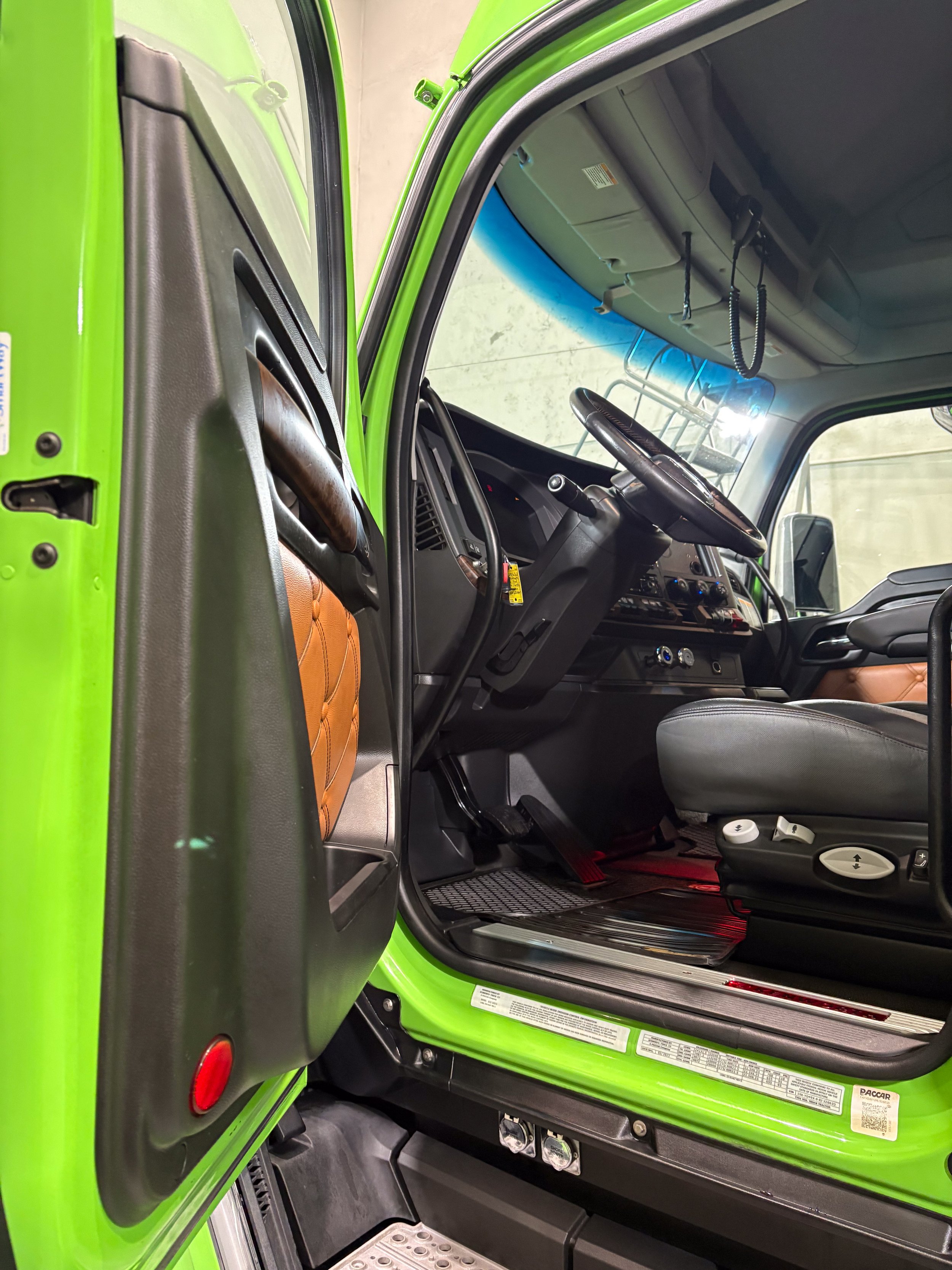 12-green-kenworth-t680-interior-dash.jpg