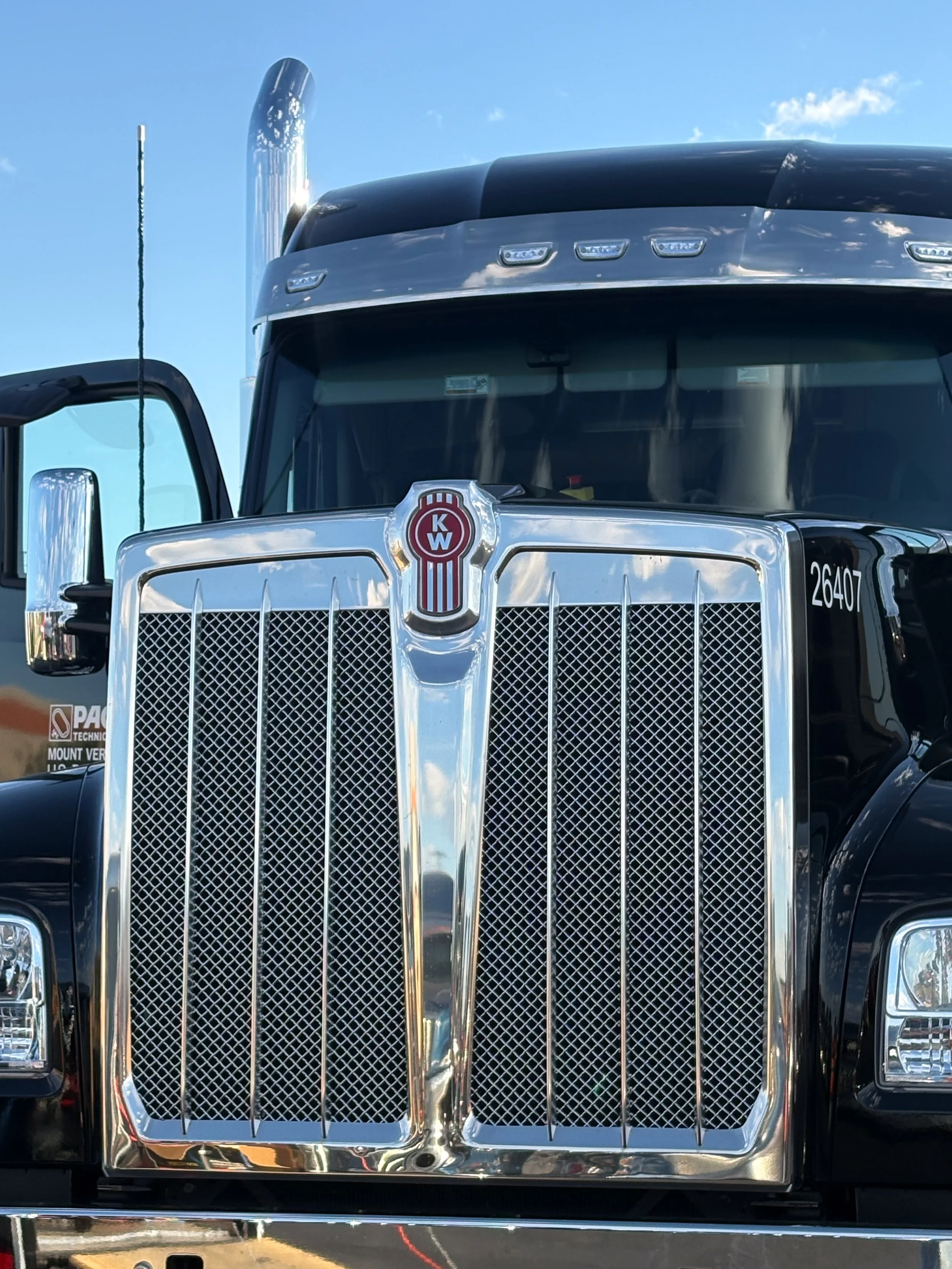 52-black-kenworth-w990-front-grille-closeup.jpg