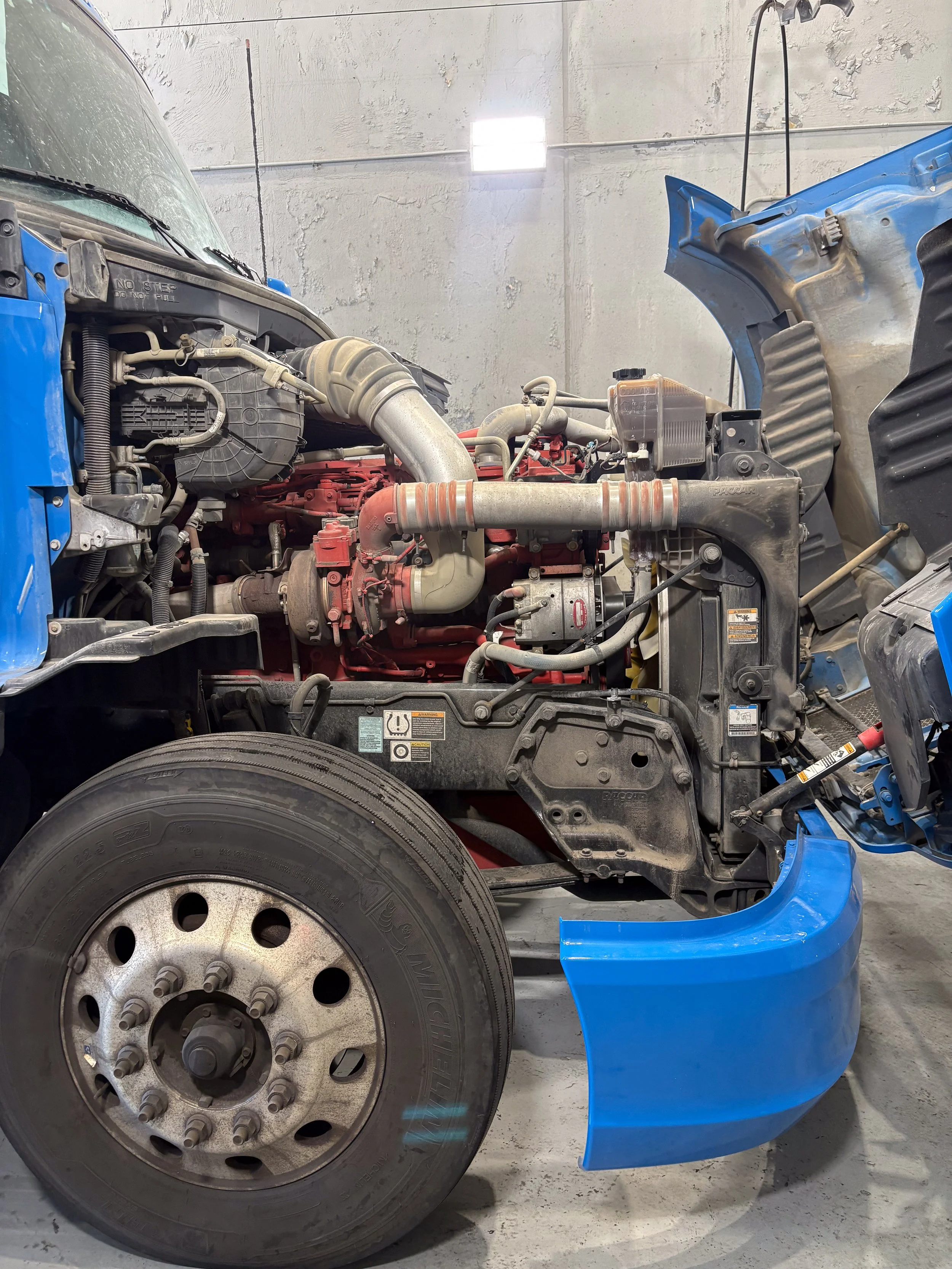 72-blue-kenworth-t680-engine-bay-side.jpg